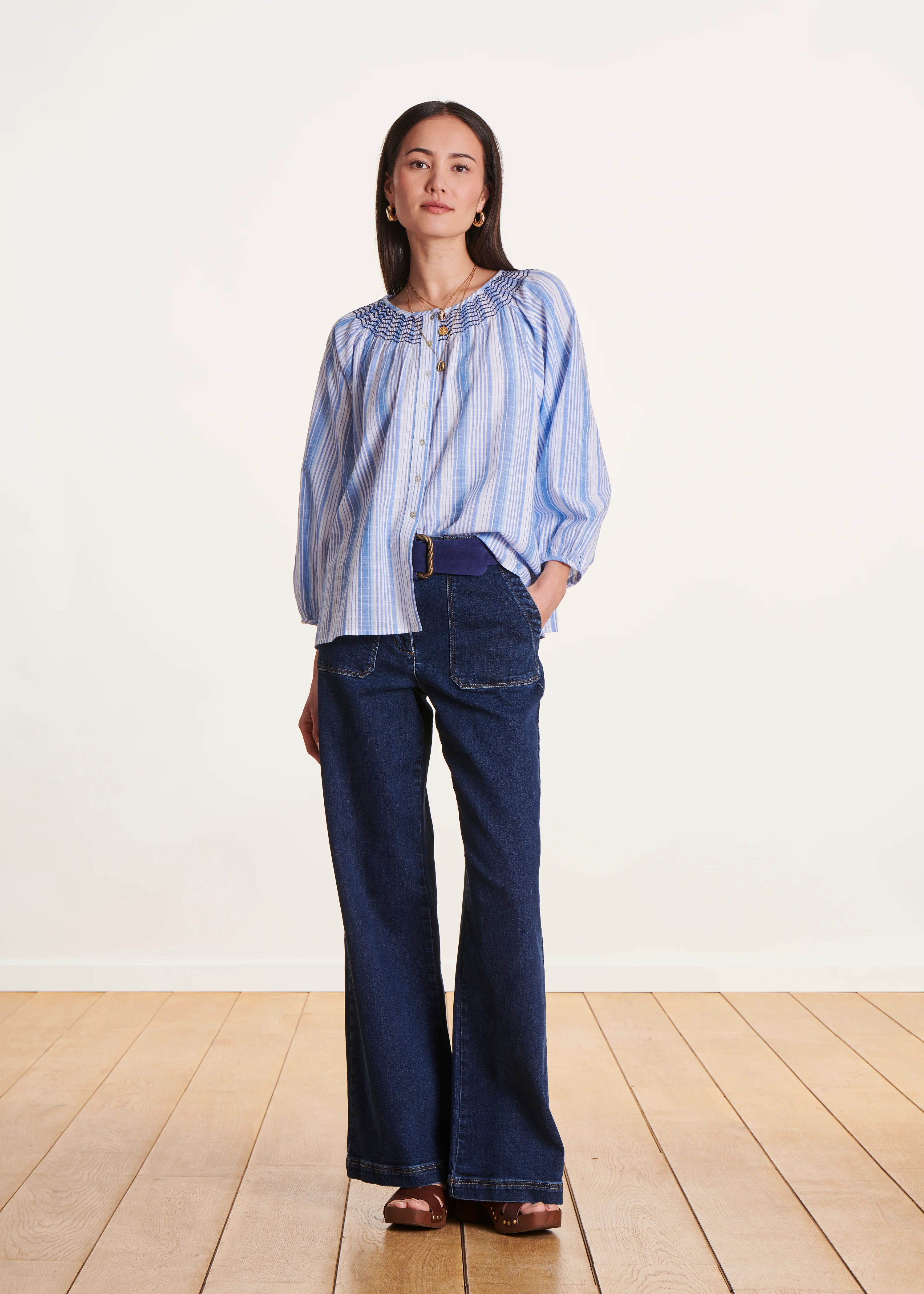 Blouse ample à rayures bleues avec broderies - Image 2