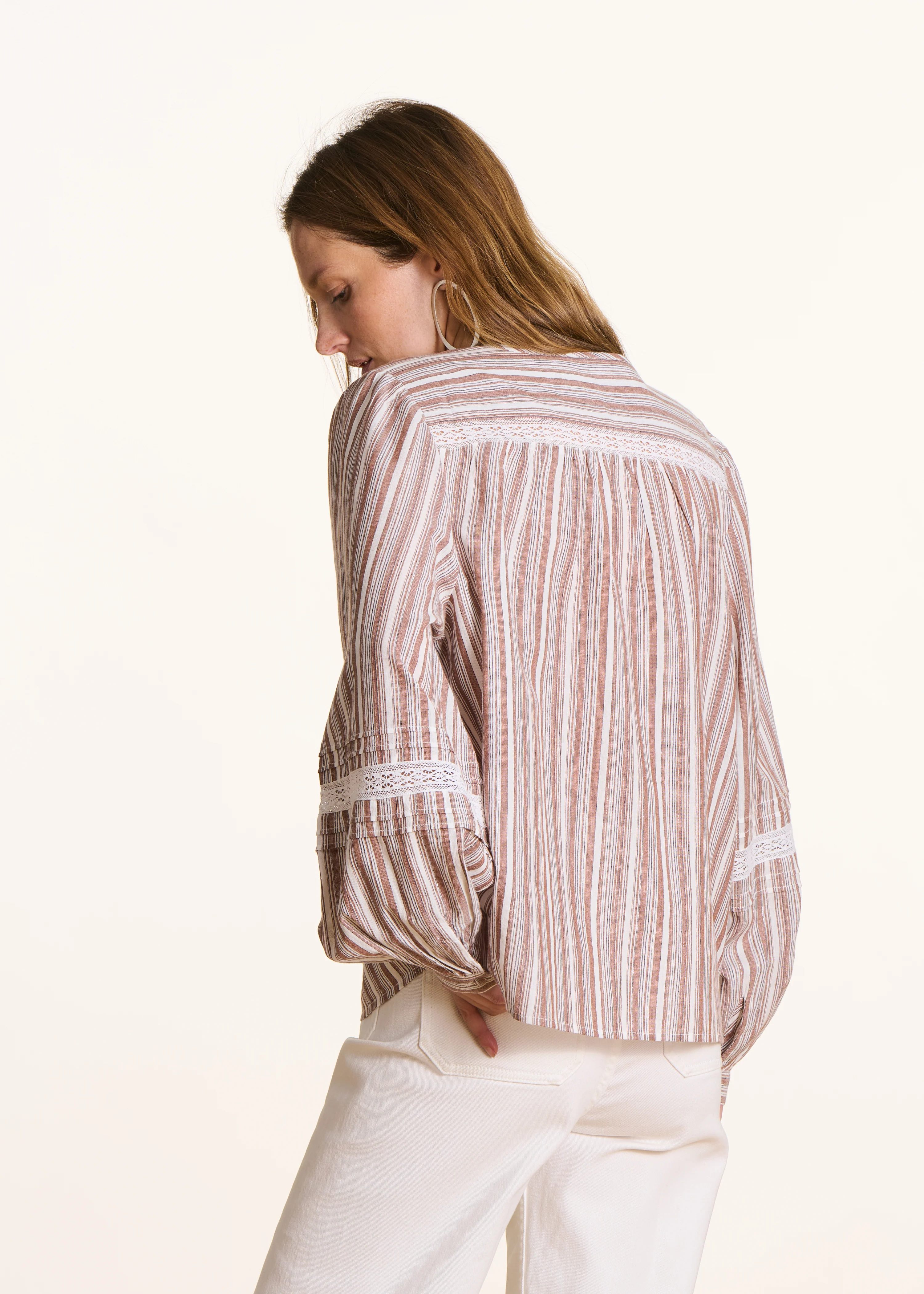 Blouse à rayures blanc et marron en coton biologique - Image 3