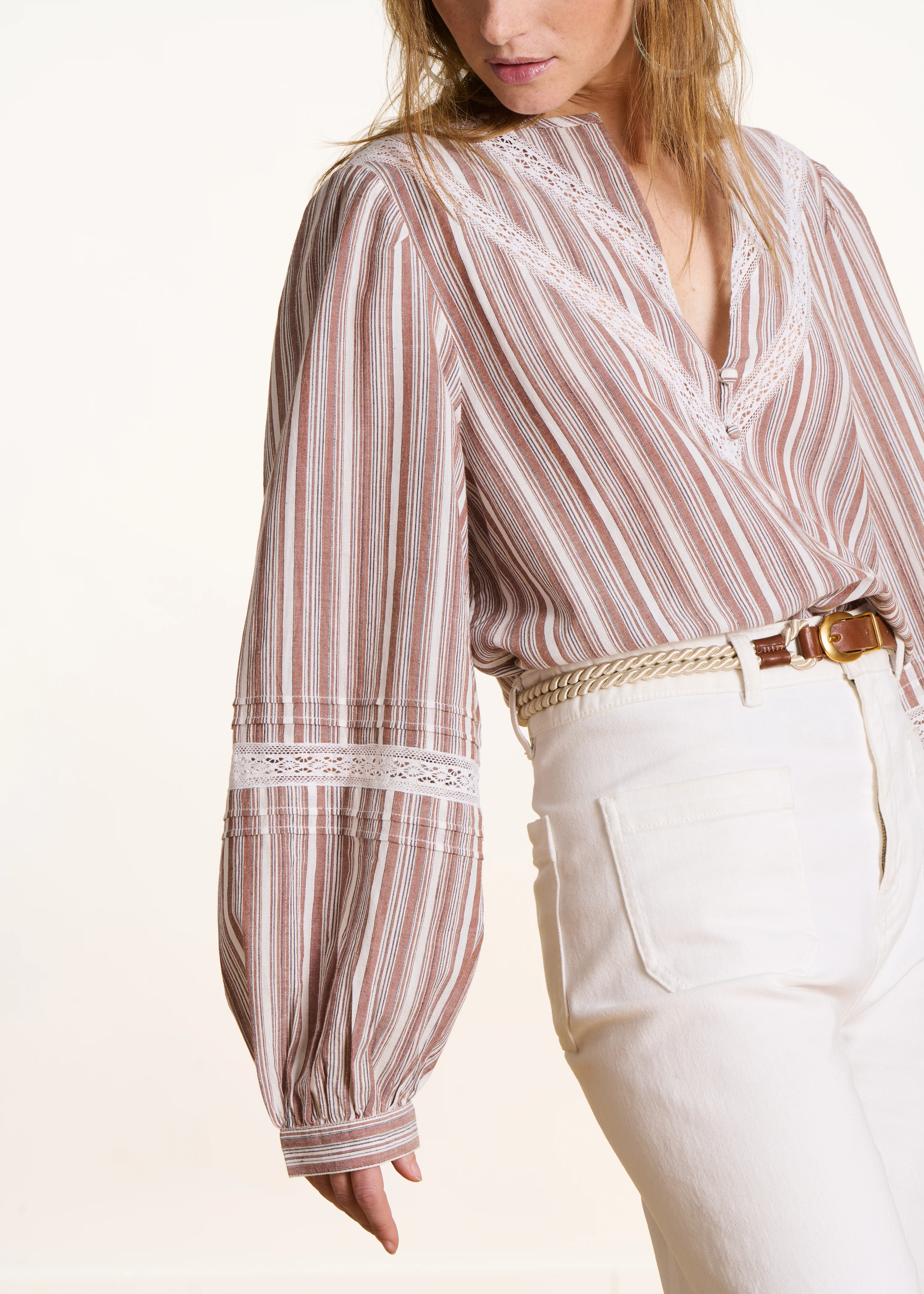 Blouse à rayures blanc et marron en coton biologique - Image 5
