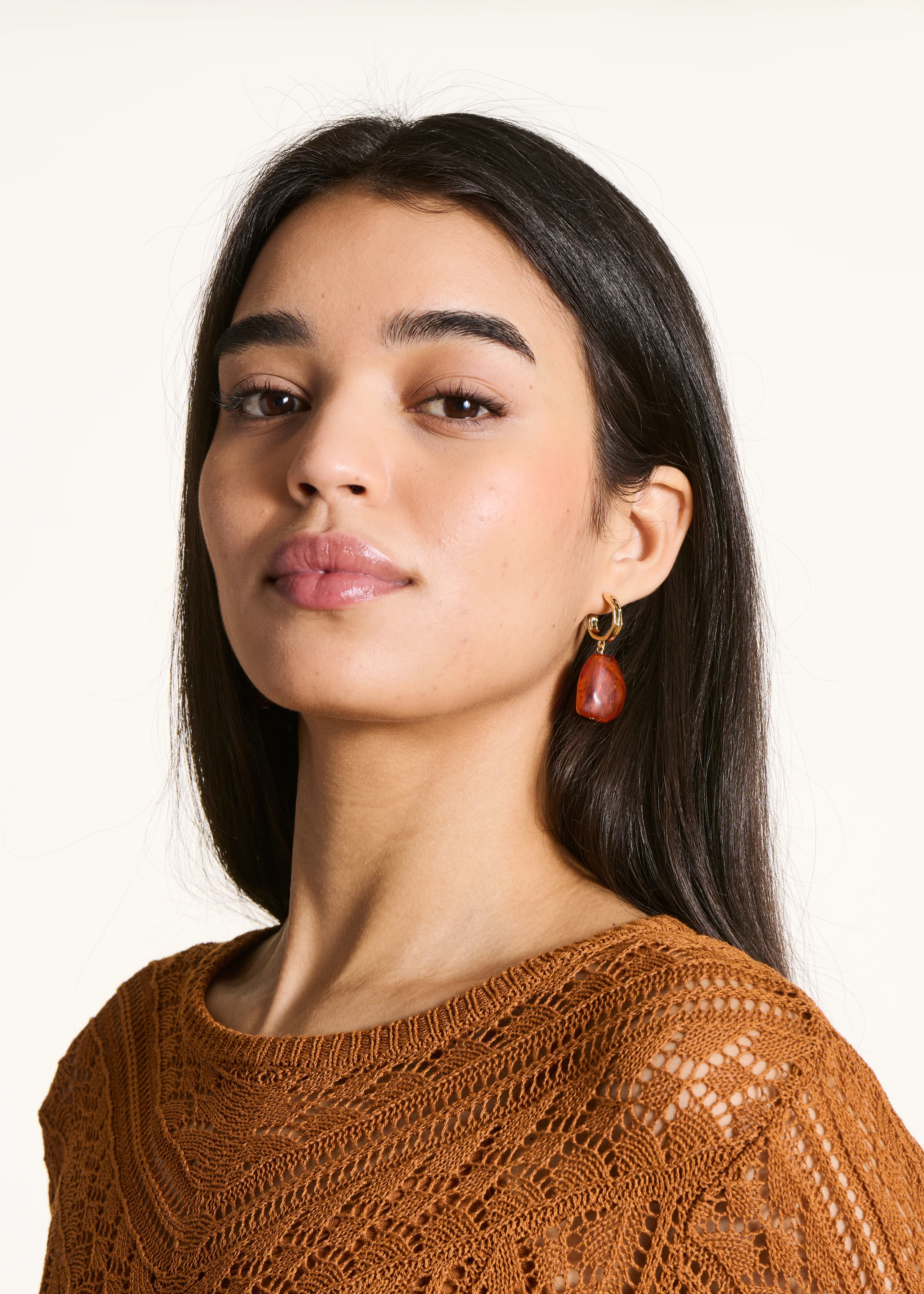 Boucles d'oreilles pendantes doré et marron - Image 2