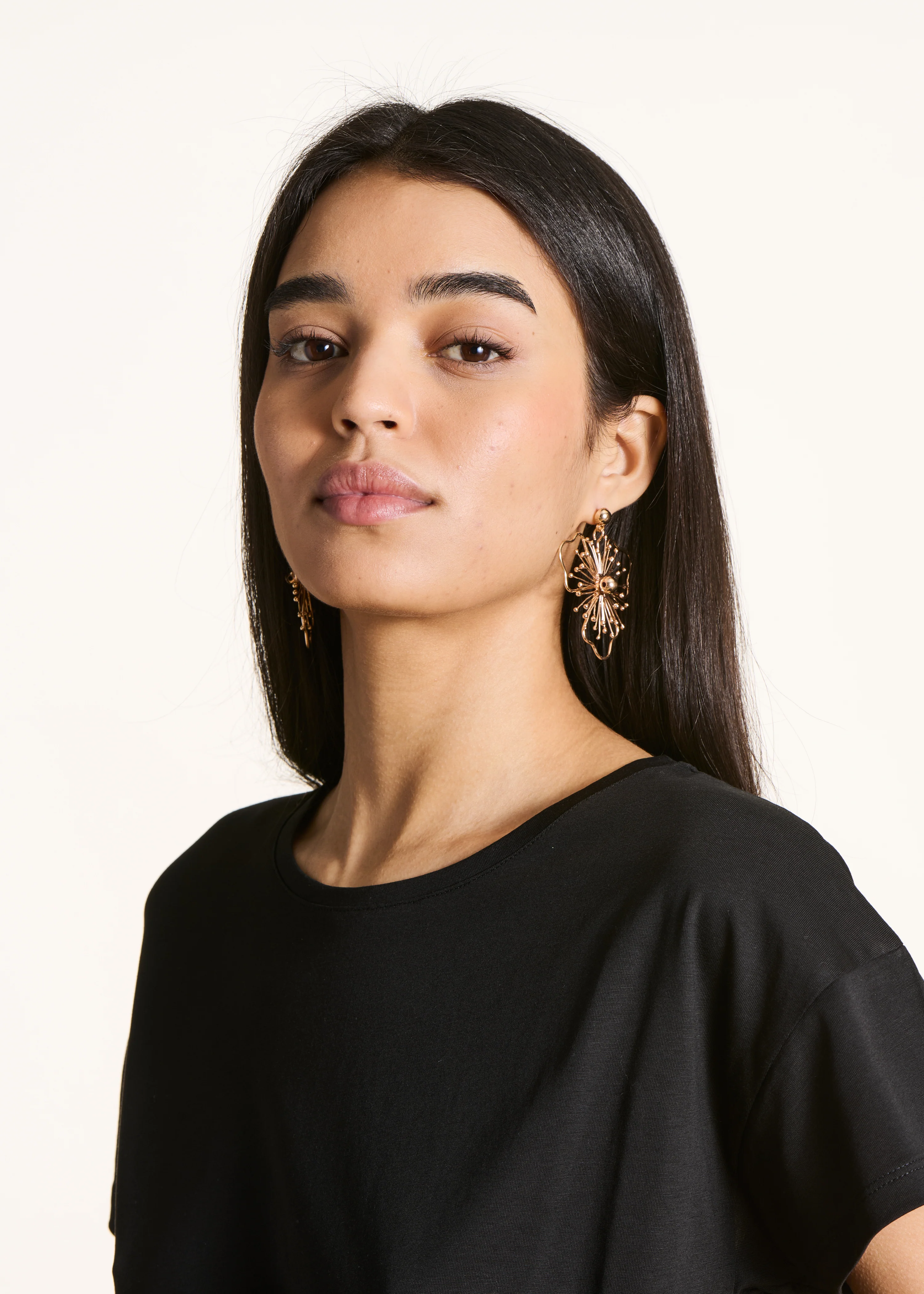 Boucles d'oreilles pendantes fleurs dorées - Image 2