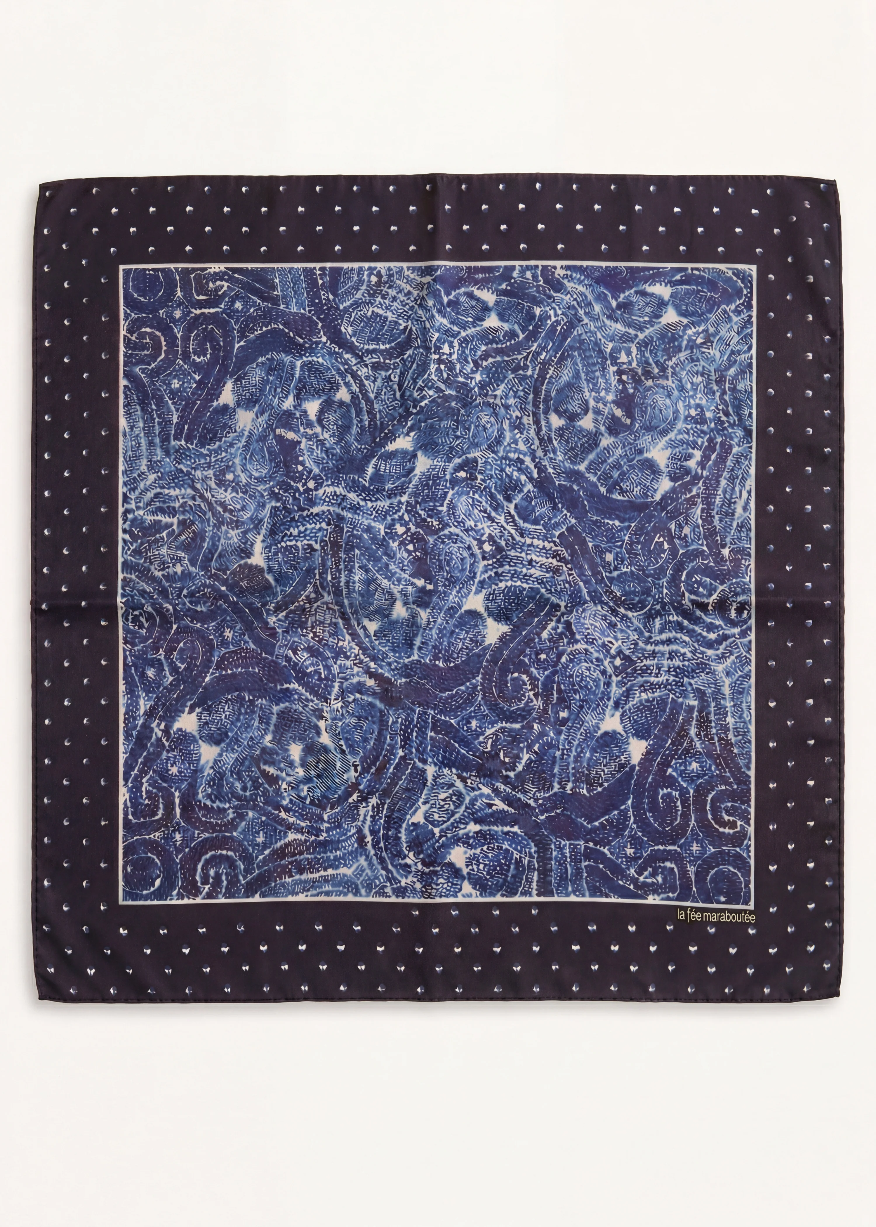 Carré de soie bleu à motif - Image 4