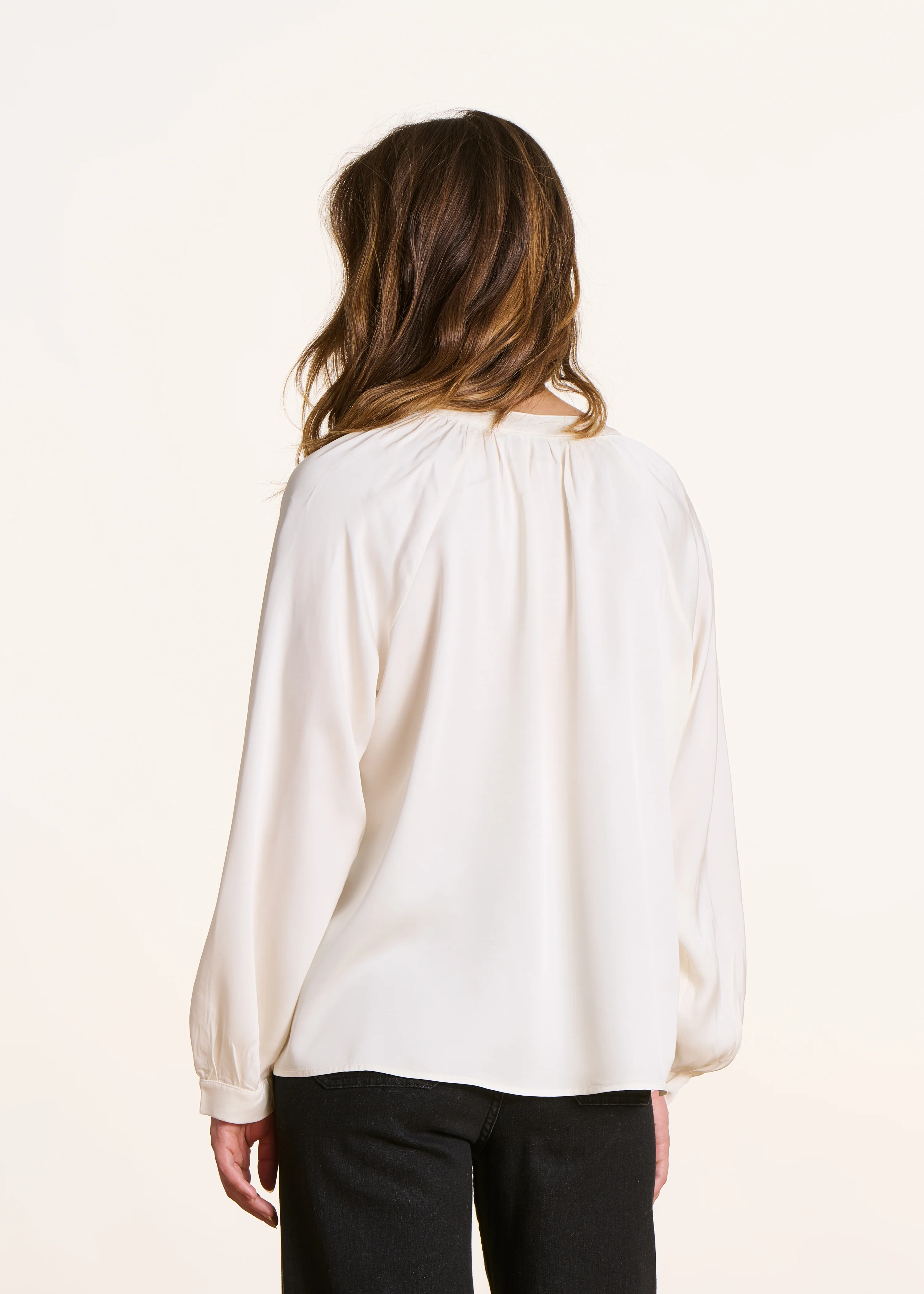 Chemise ample blanc cassé en satin à col rond - Image 3