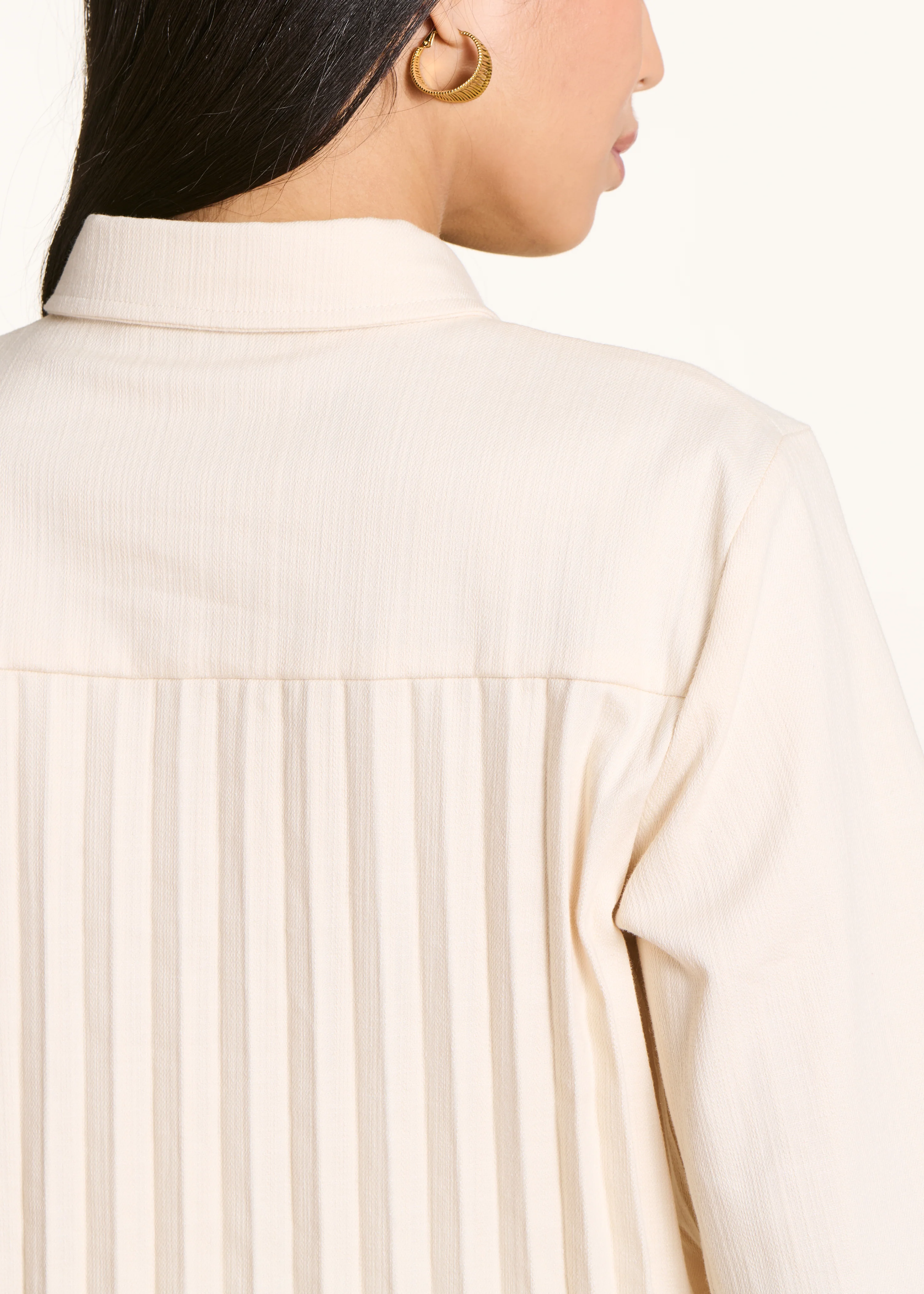 Chemise ample écrue plissée au dos - Image 5