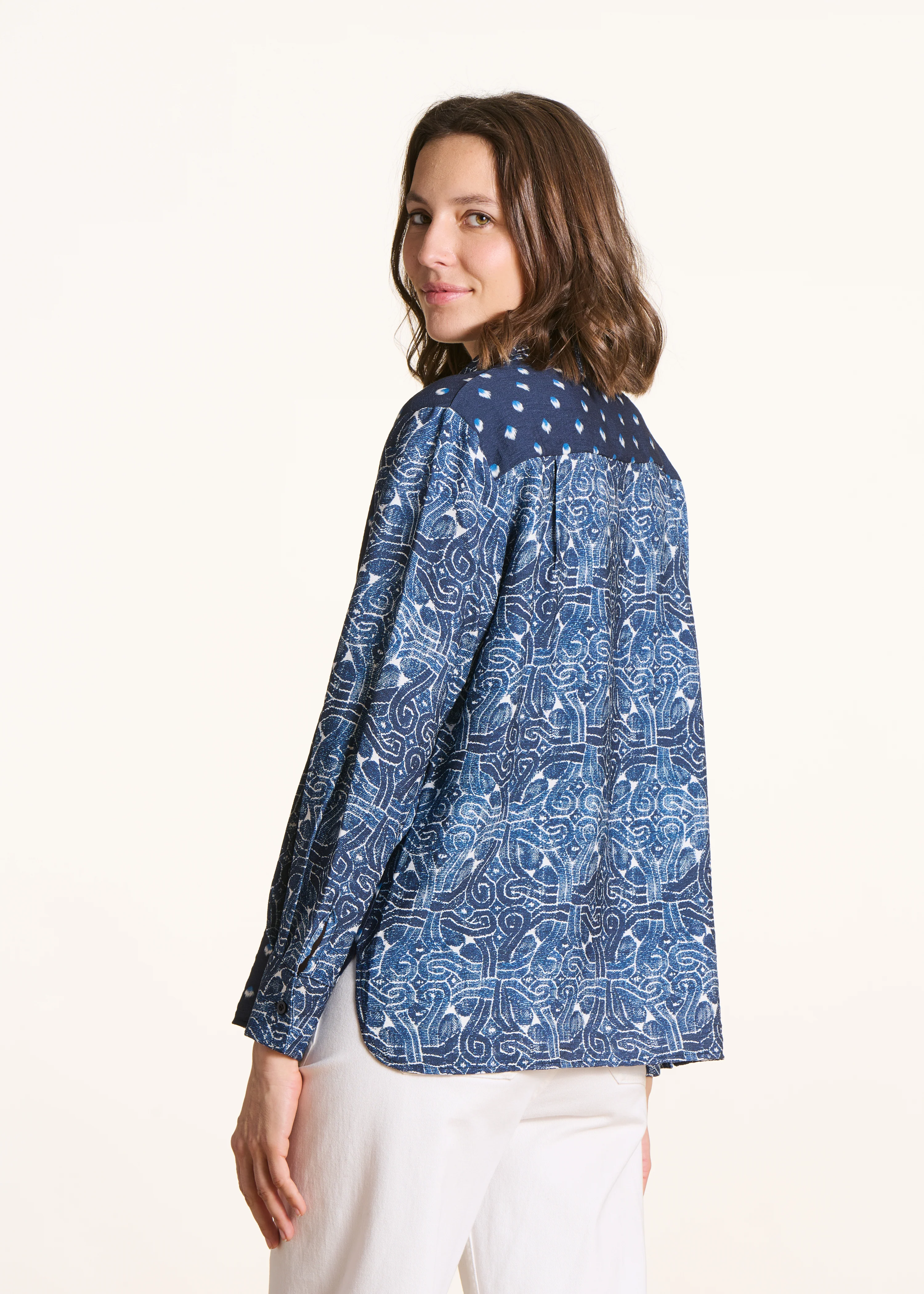 Chemise bleue manches longues patchwork imprimés - Image 3