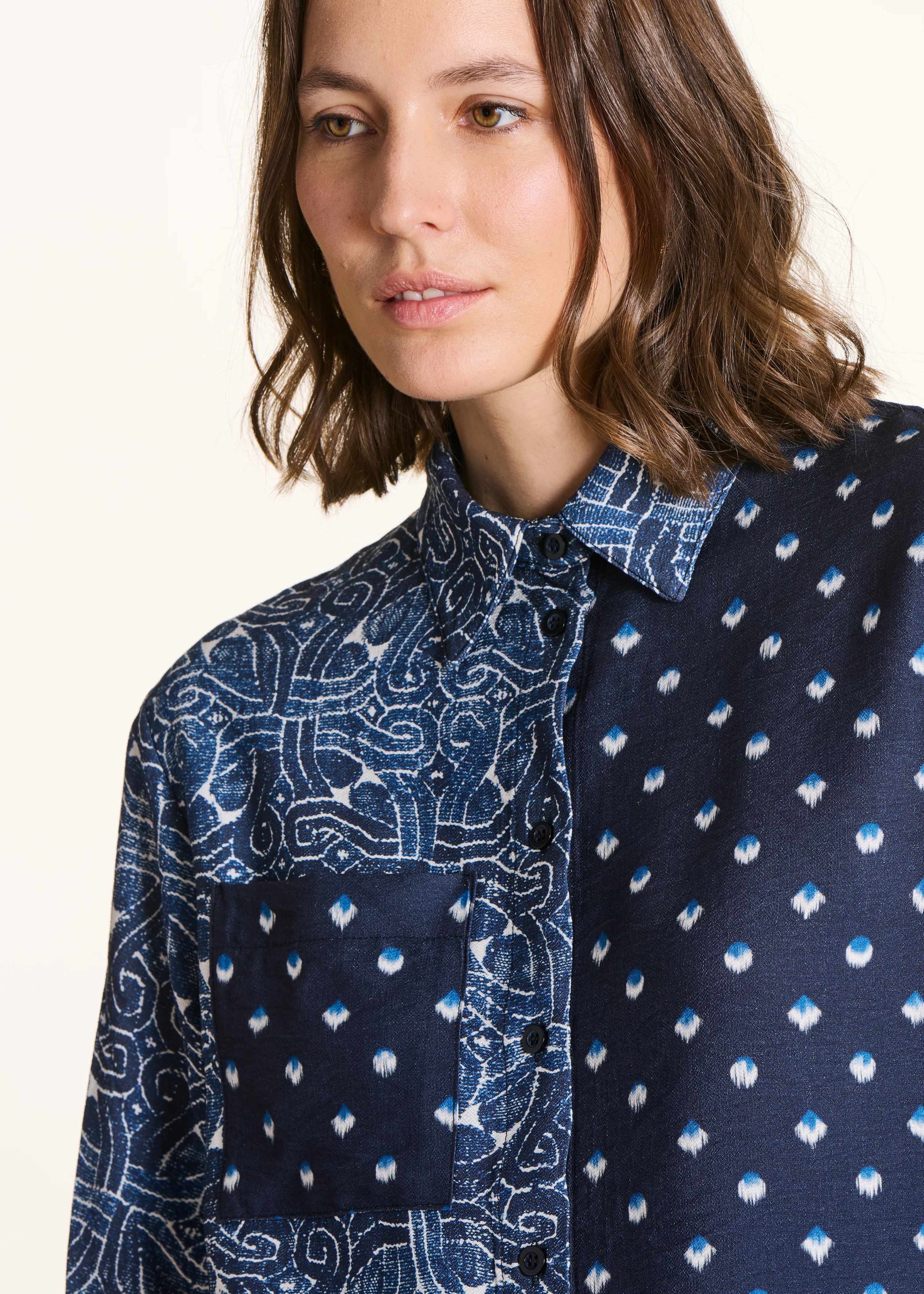 Chemise bleue manches longues patchwork imprimés - Image 5