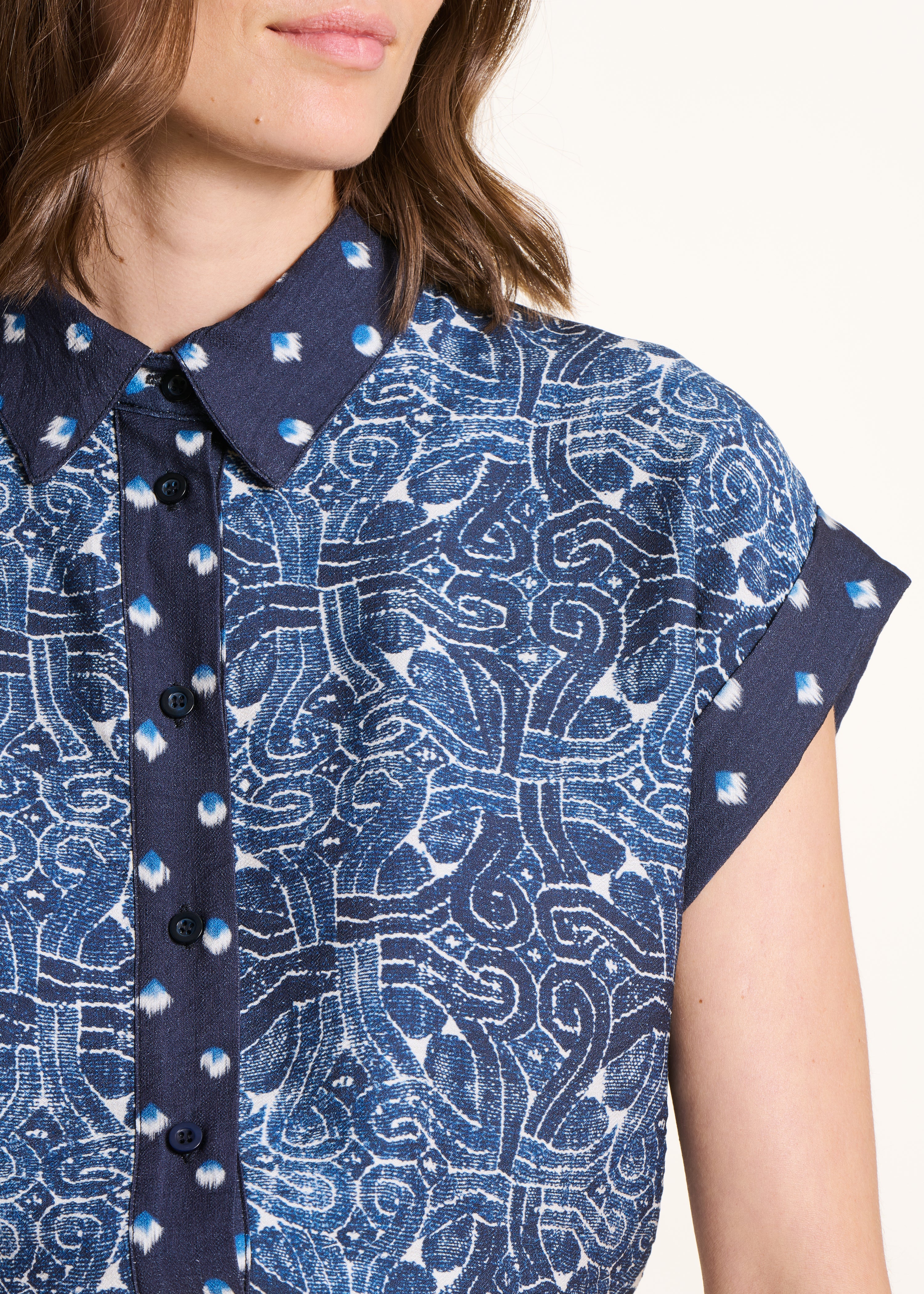 Chemise bleue manches courtes patchwork imprimés - Image 5