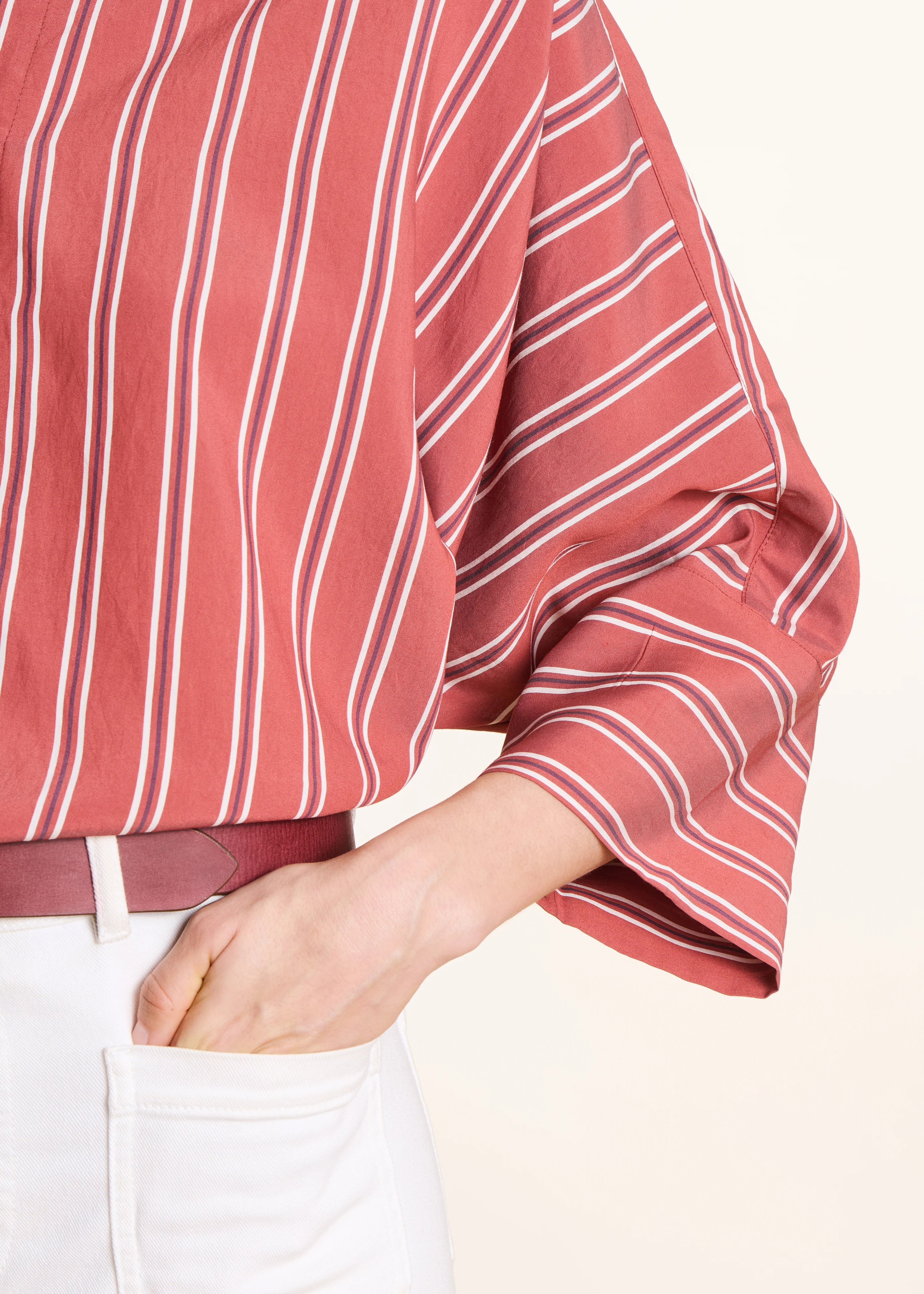 Chemise oversize rayée rouge en popeline - Image 6