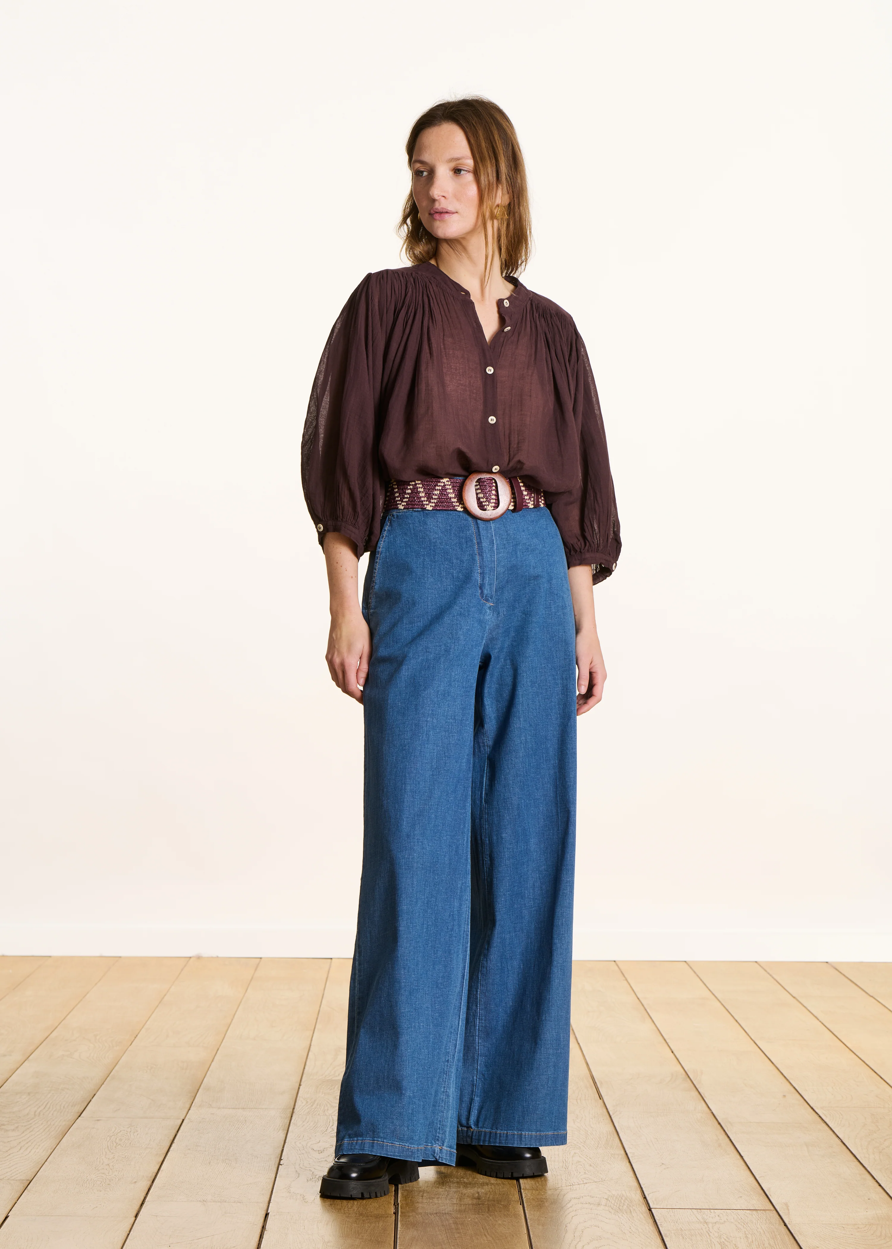 Chemise marron en voile de coton fluide - Image 2