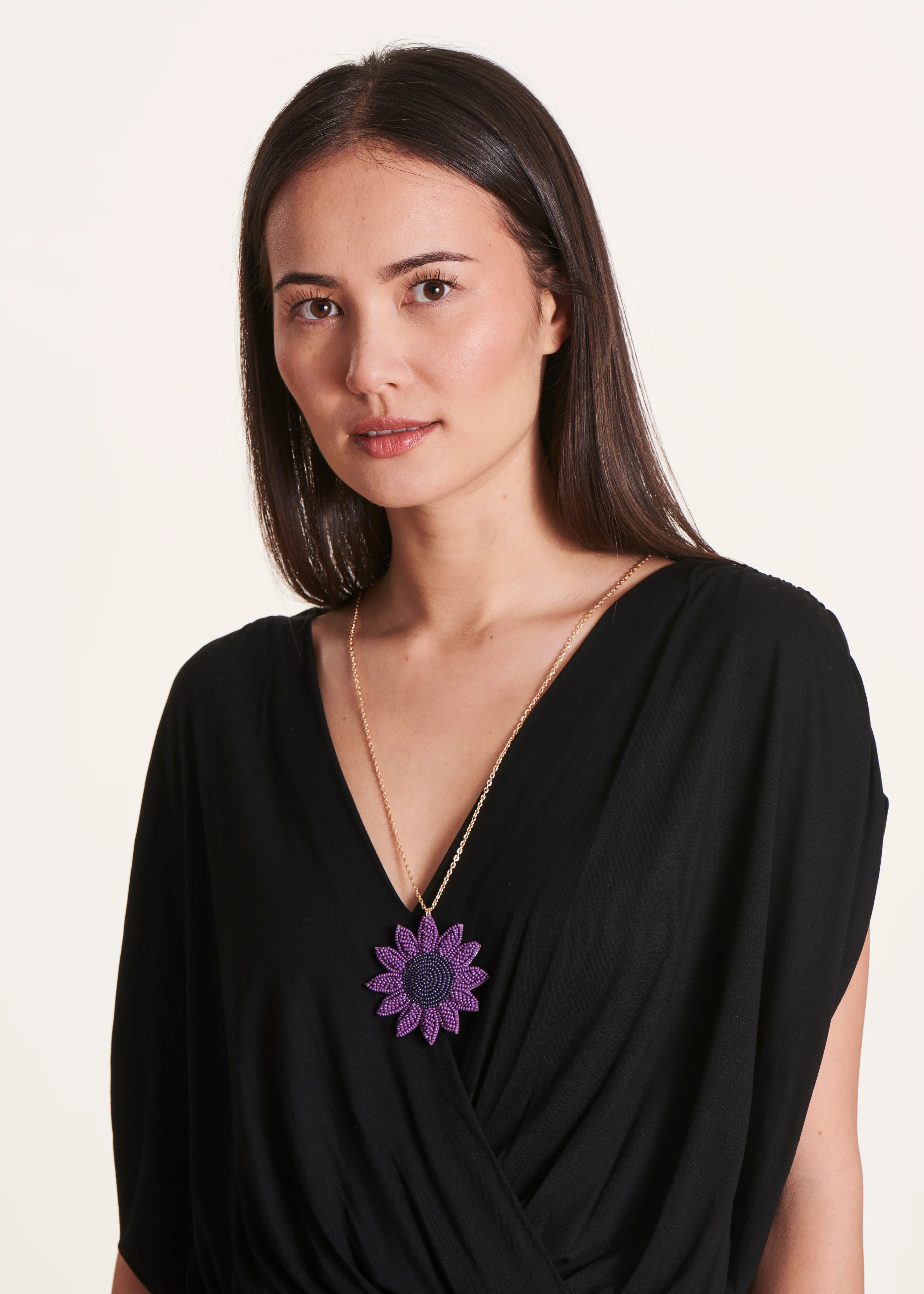 Collier pendentif fleur violette avec perles
