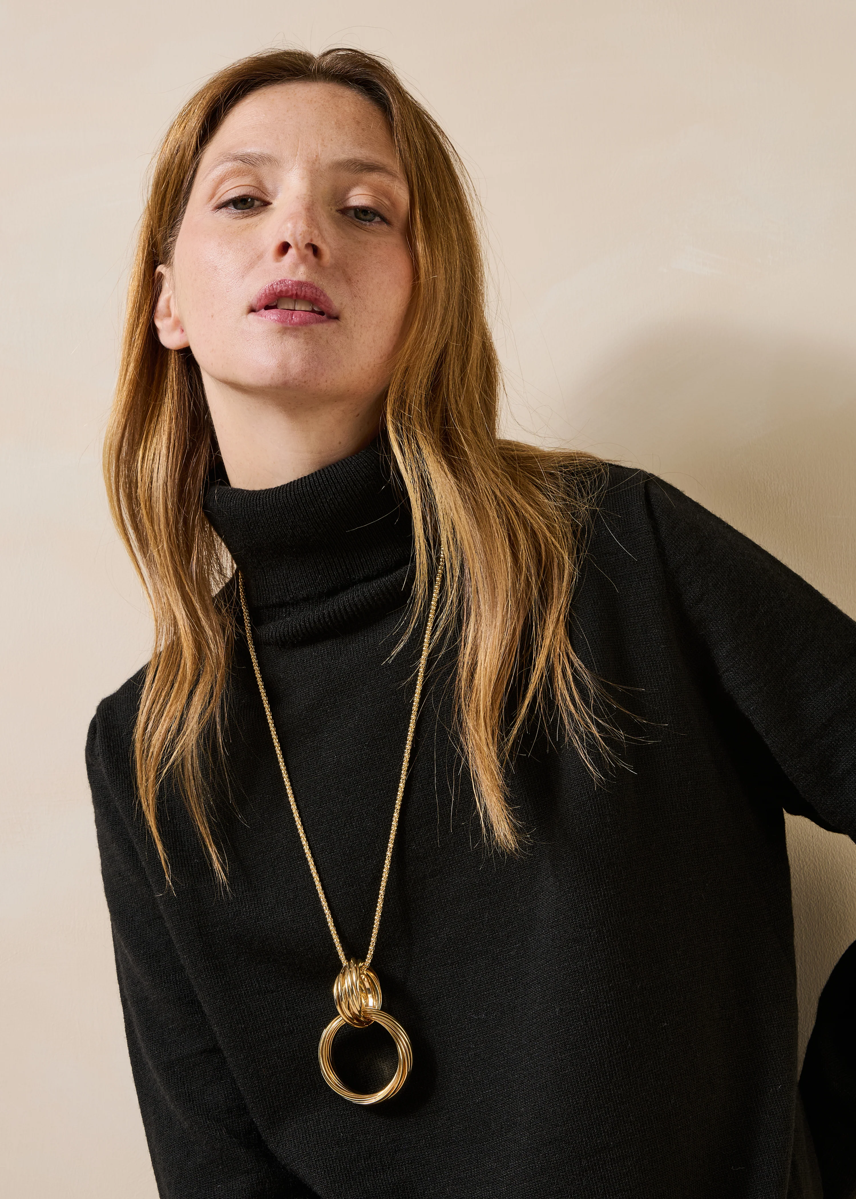 Collier sautoir multianneau doré - Image 2