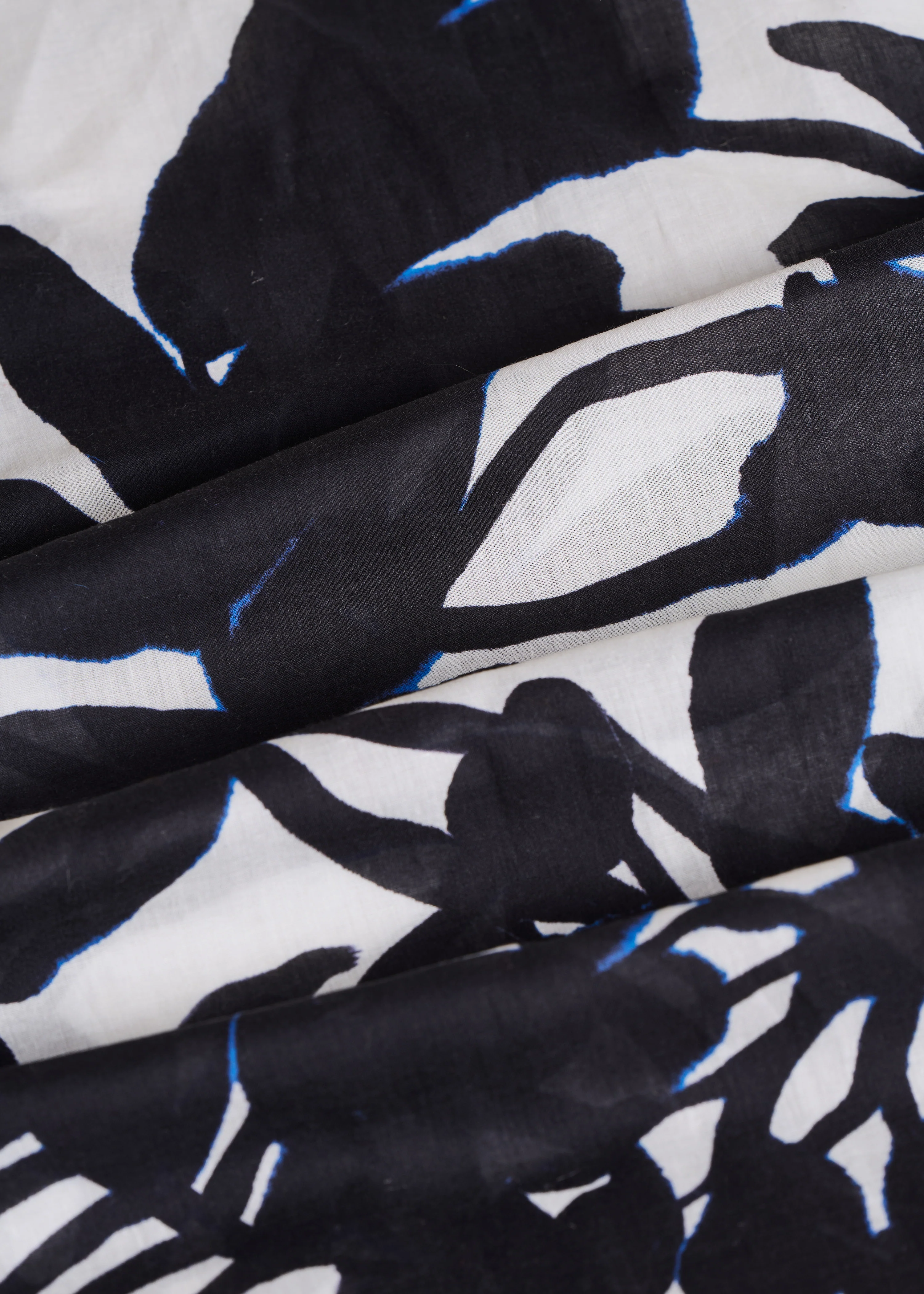 Foulard écru en coton à motifs floraux noirs - Image 2