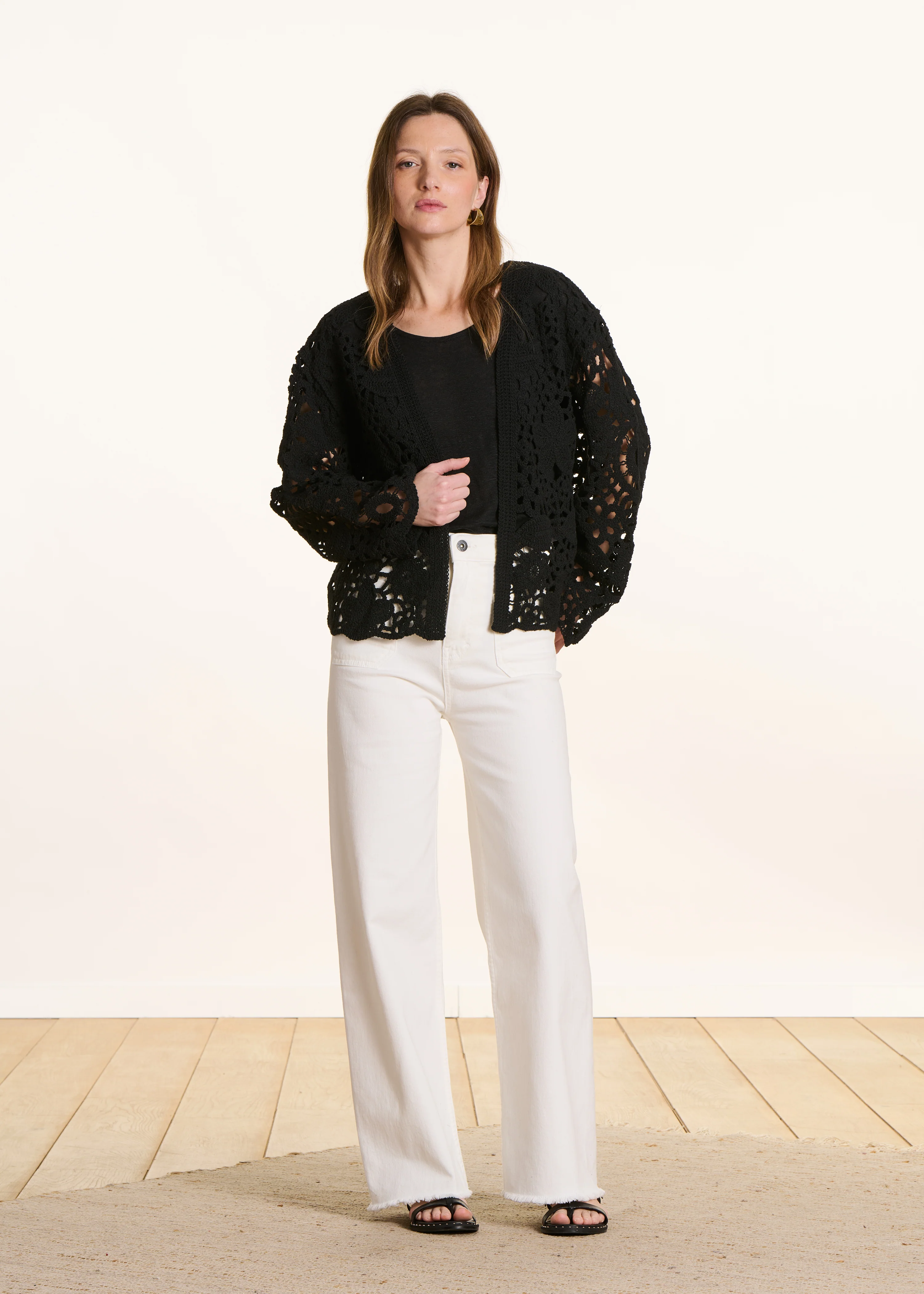 Gilet court ouvert en maille crochet noir - Image 3