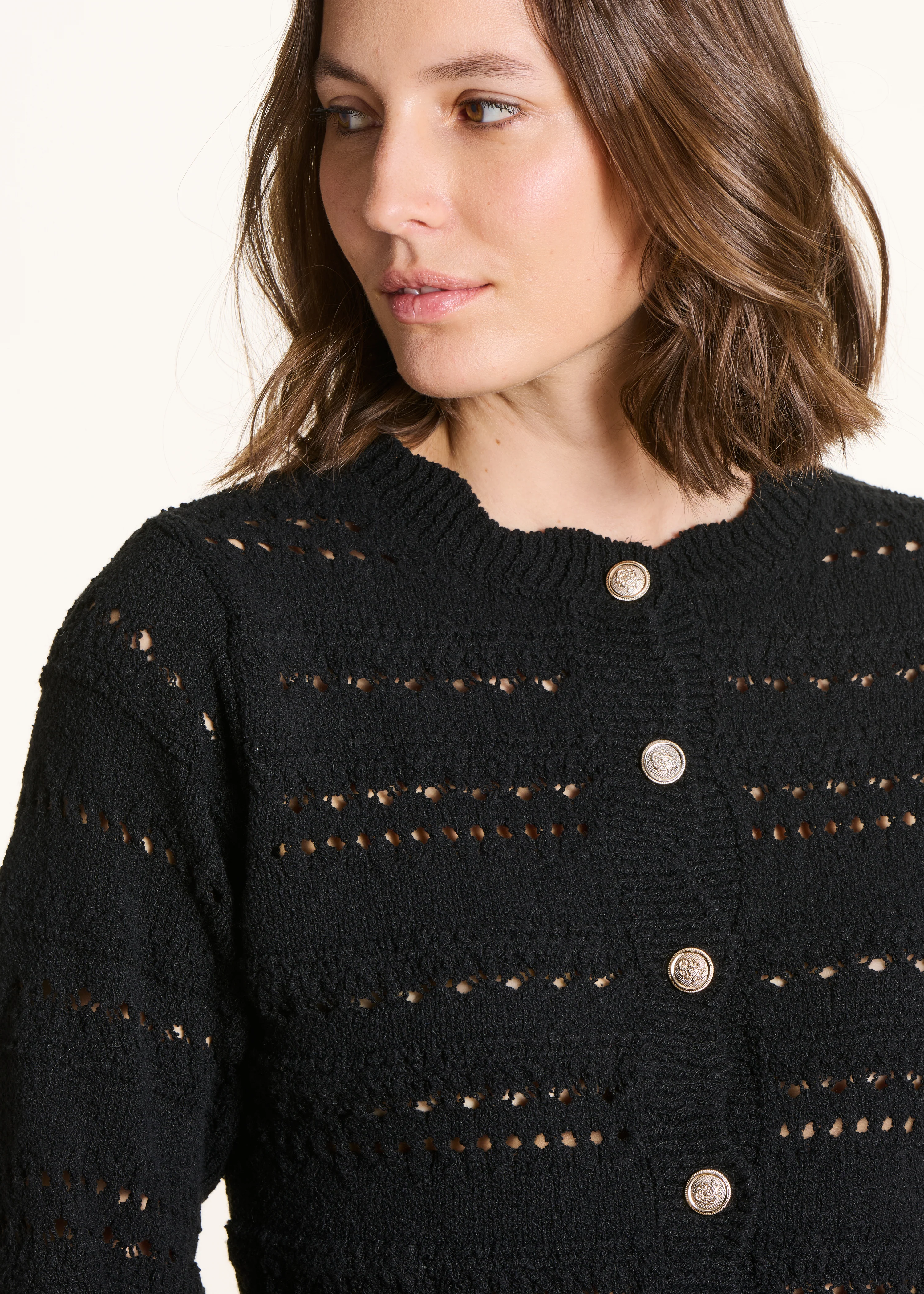 Gilet noir en maille ajourée boutons fantaisie - Image 5