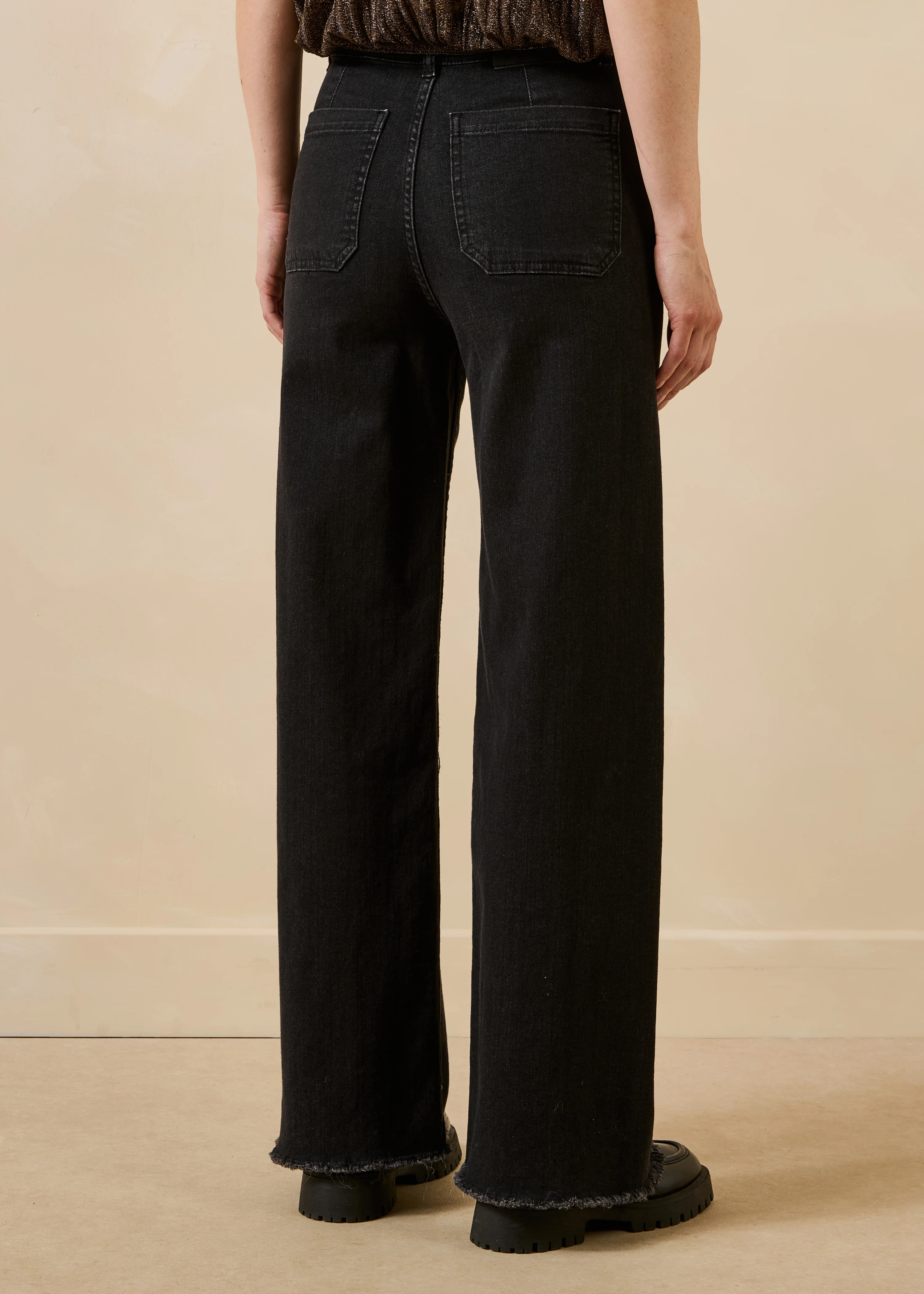 Jean flare noir taille haute en coton biologique - Image 3