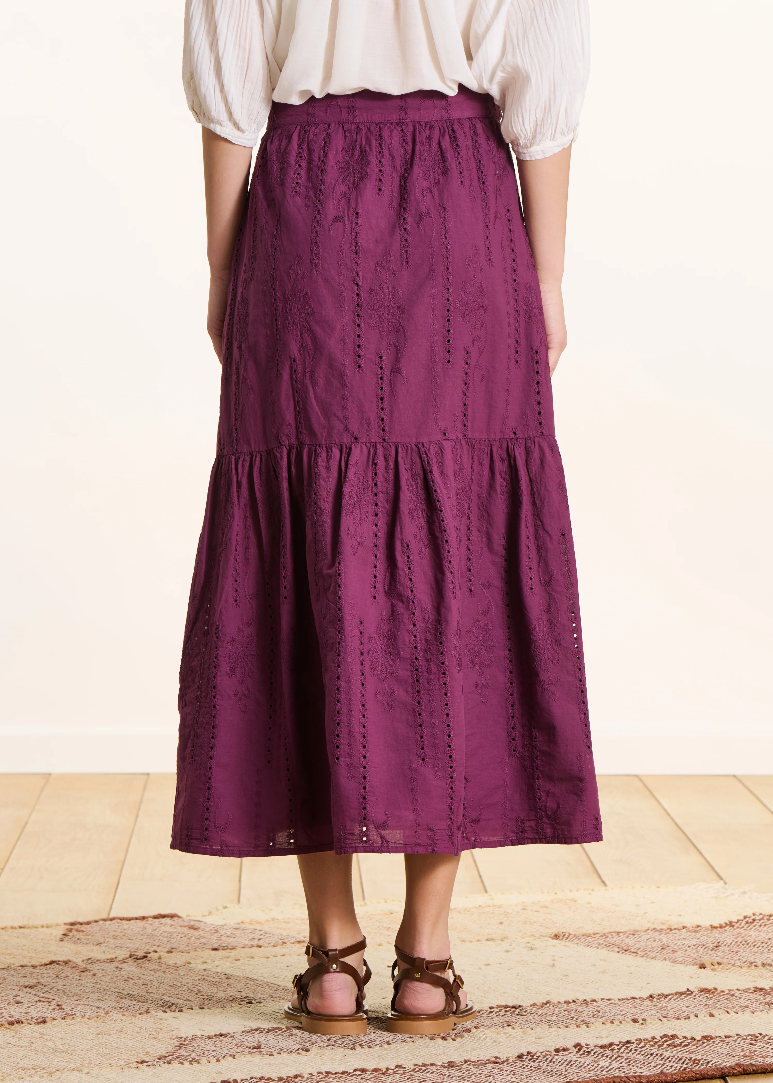 Jupe longue violette à volants en broderie anglaise - Image 3