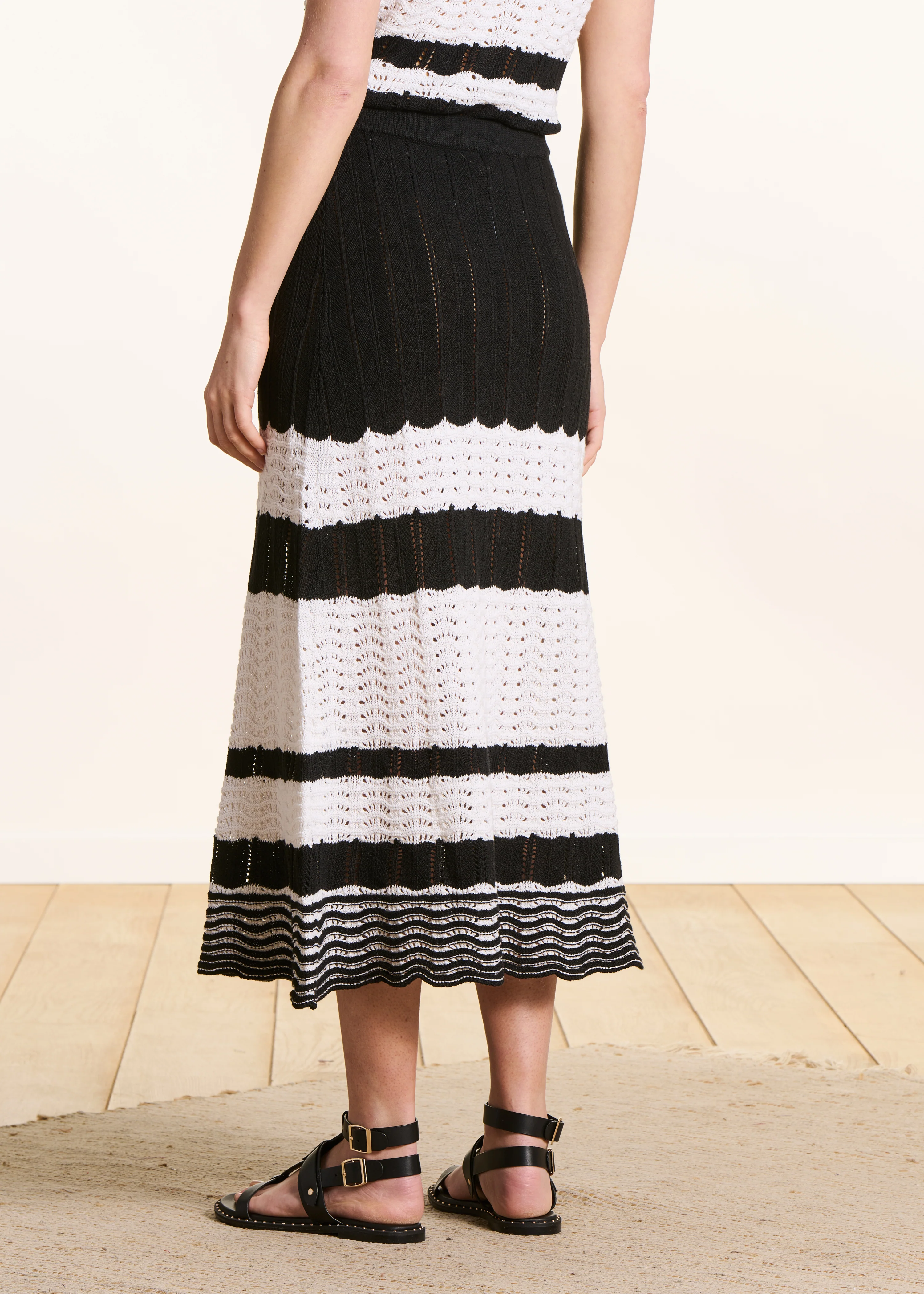 Jupe midi en maille rayée ajourée blanc et noir - Image 3