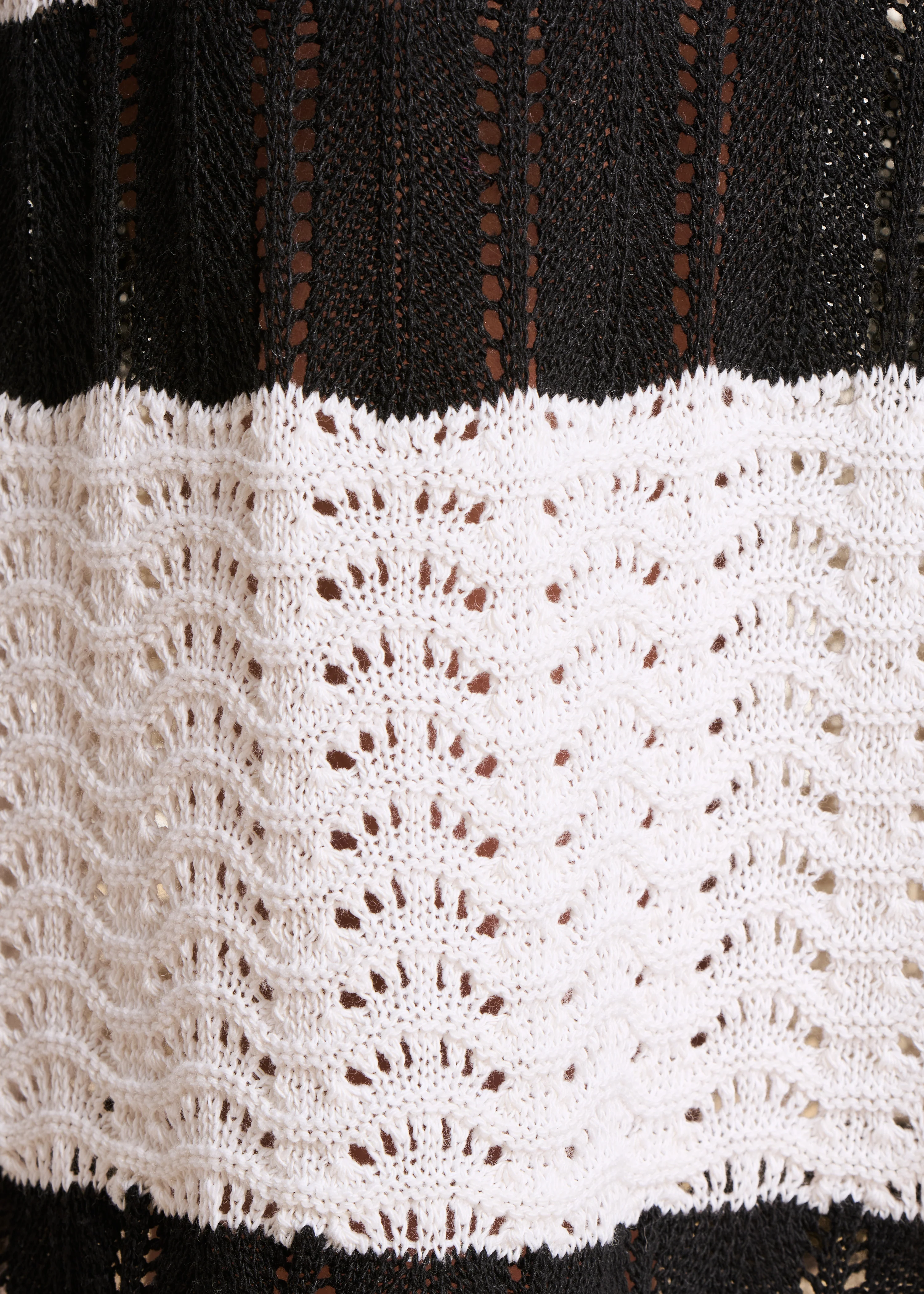 Jupe midi en maille rayée ajourée blanc et noir - Image 4