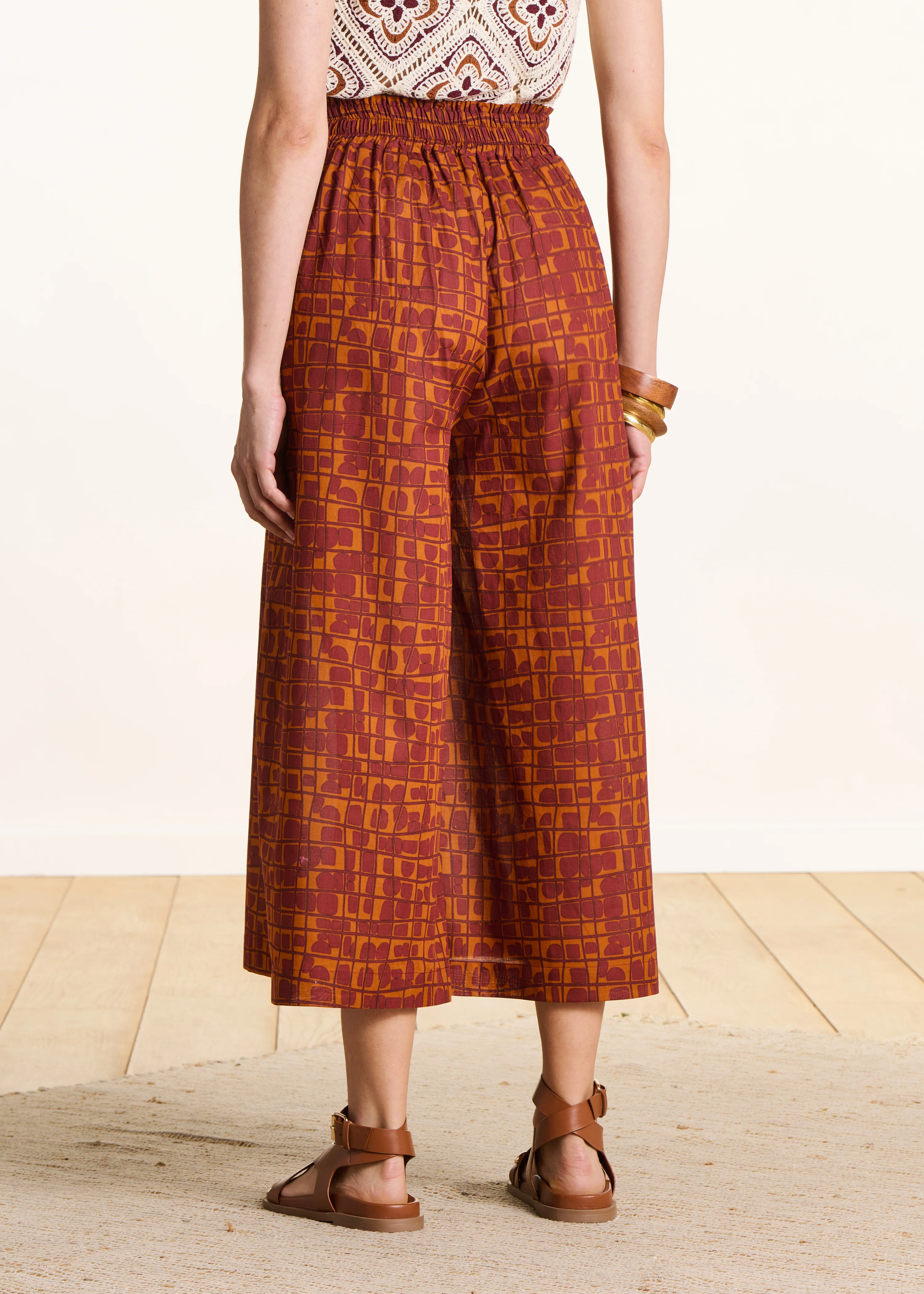 Pantalon 7/8ème imprimé graphique marron et orange - Image 3