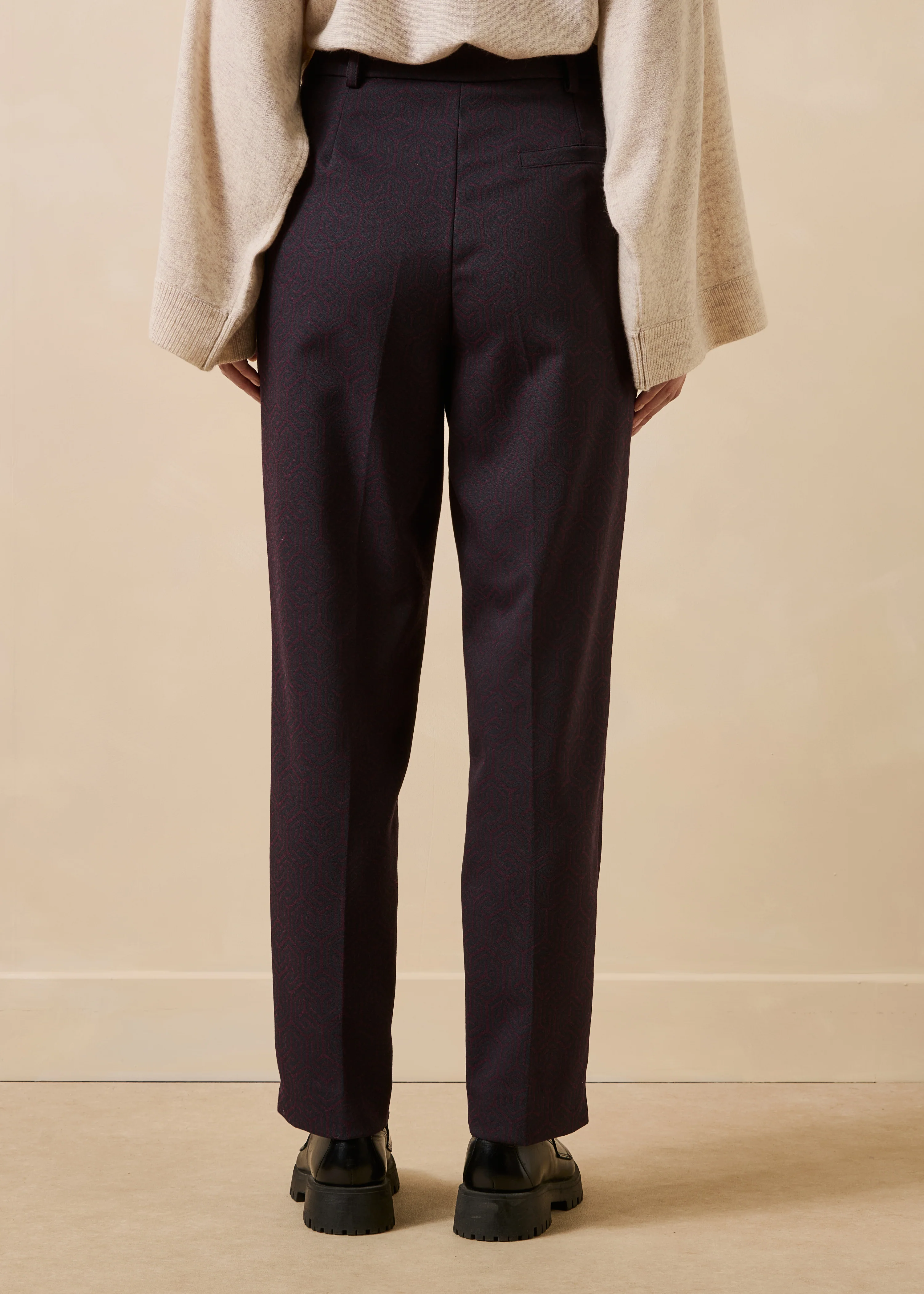 Pantalon carotte aubergine et bleu marine en jacquard - Image 3