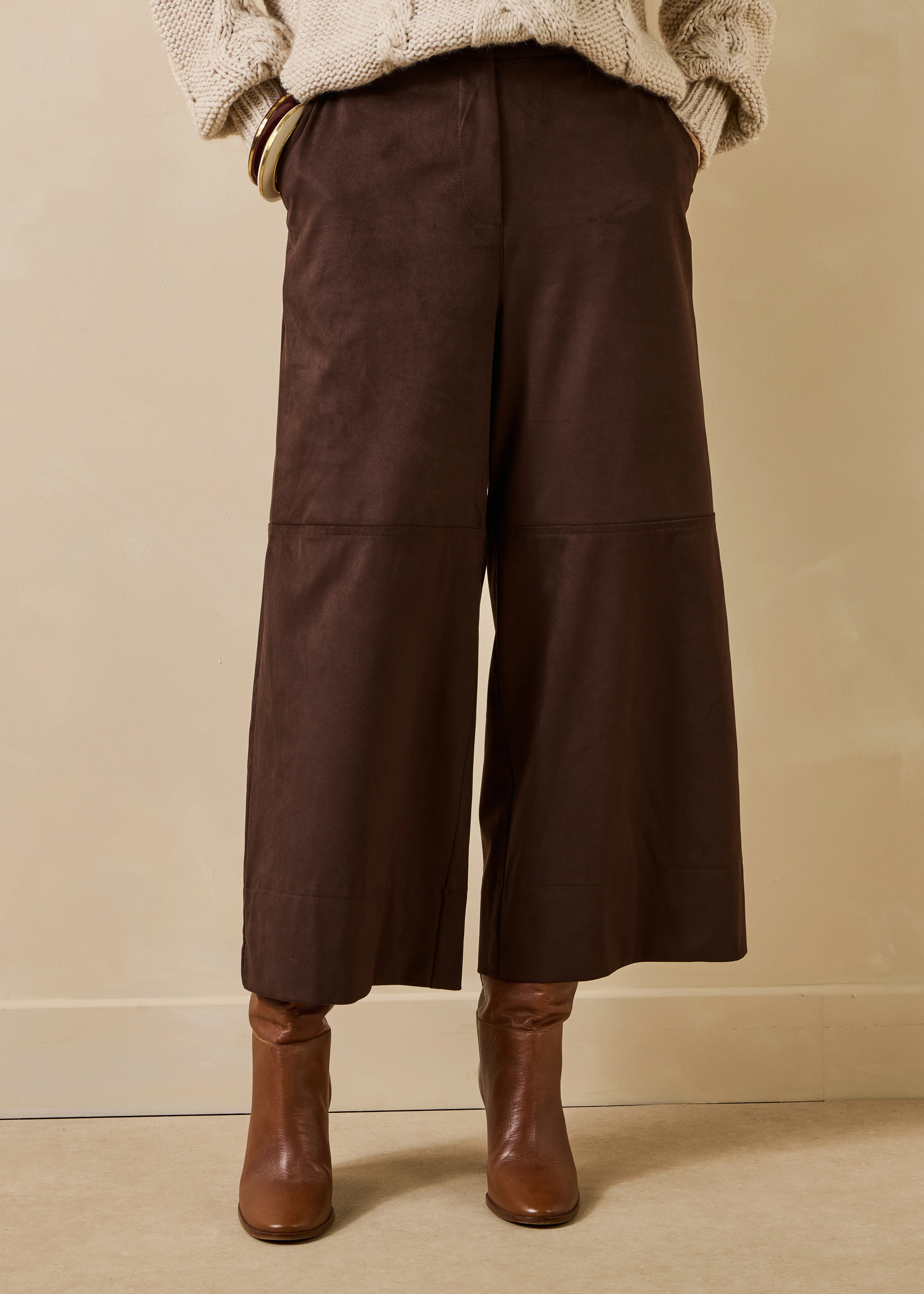 Pantalon crop et large marron en suédine - Image 2
