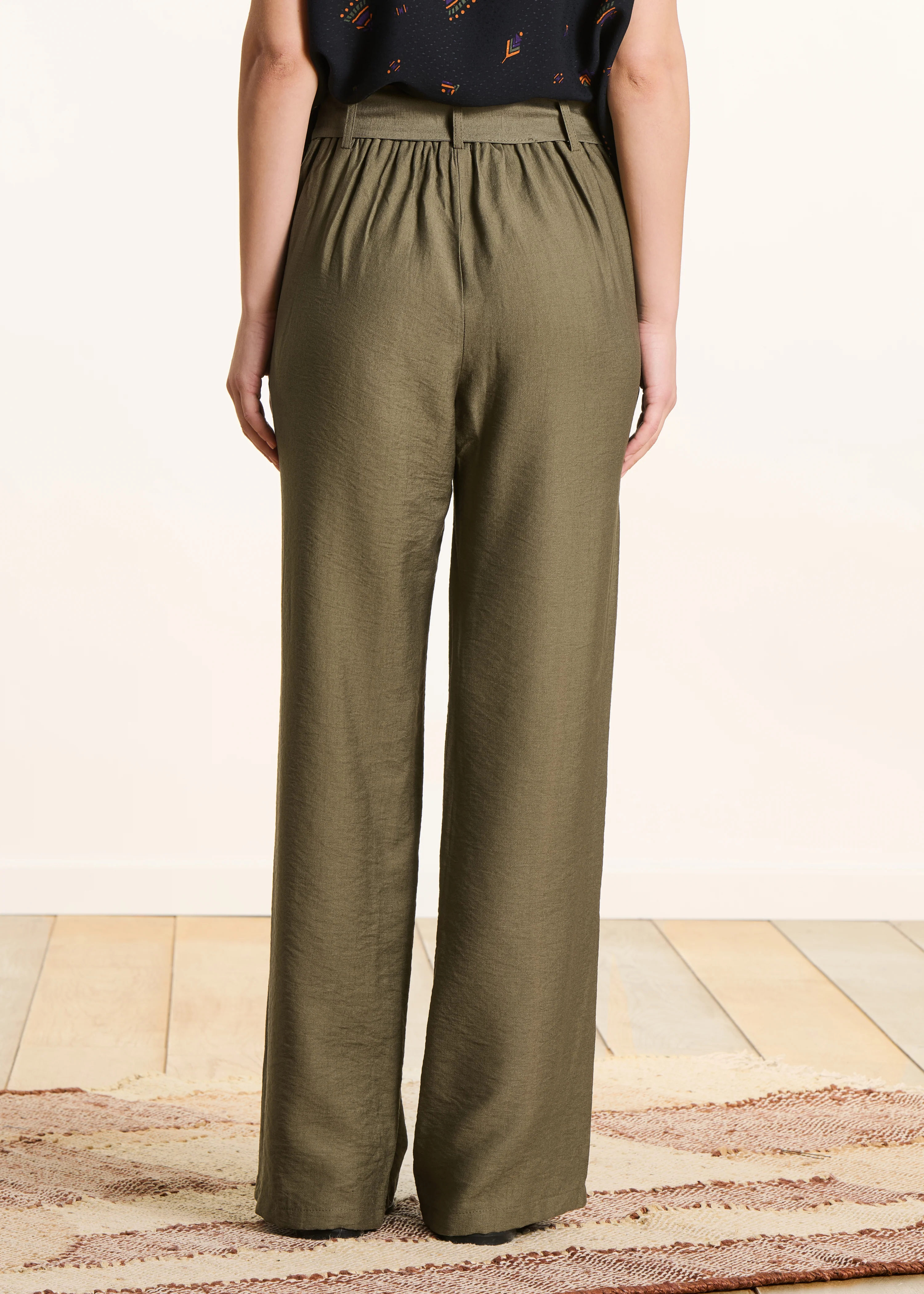 Pantalon droit kaki fluide ceinturé - Image 3