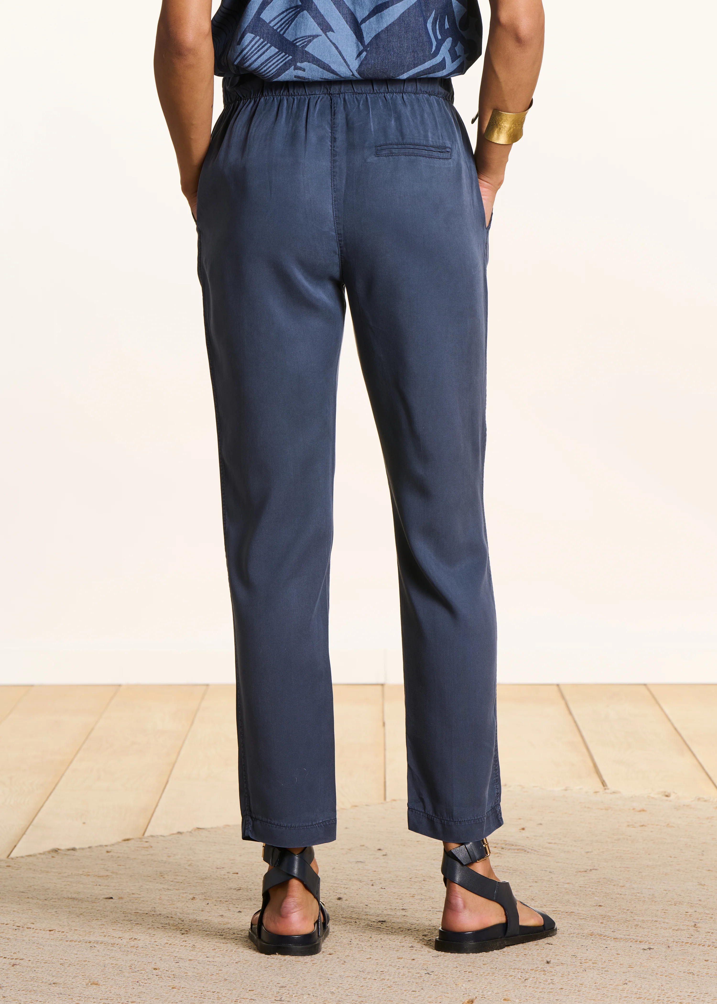Pantalon fluide bleu marine en lyocell - Image 3