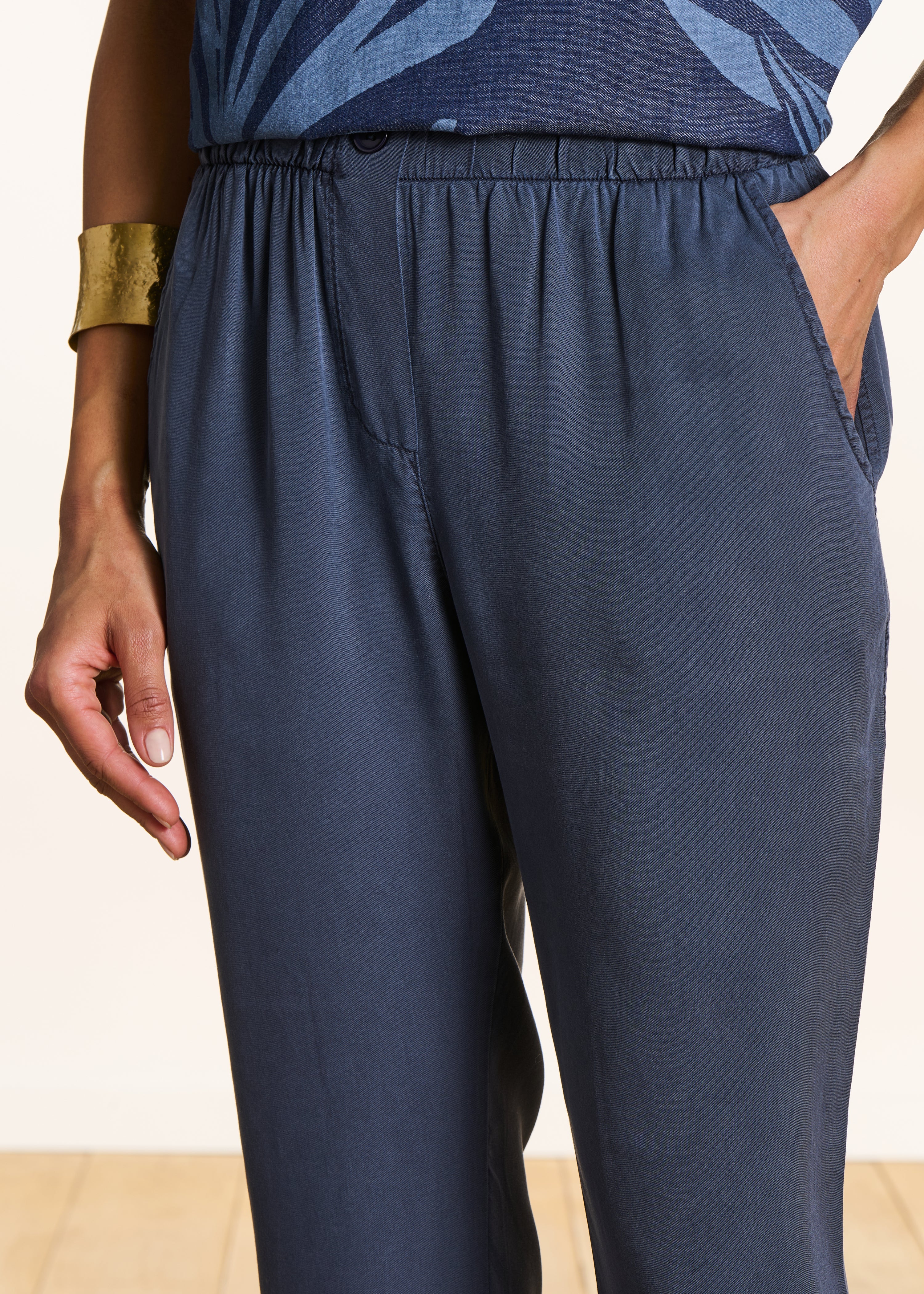 Pantalon fluide bleu marine en lyocell - Image 5