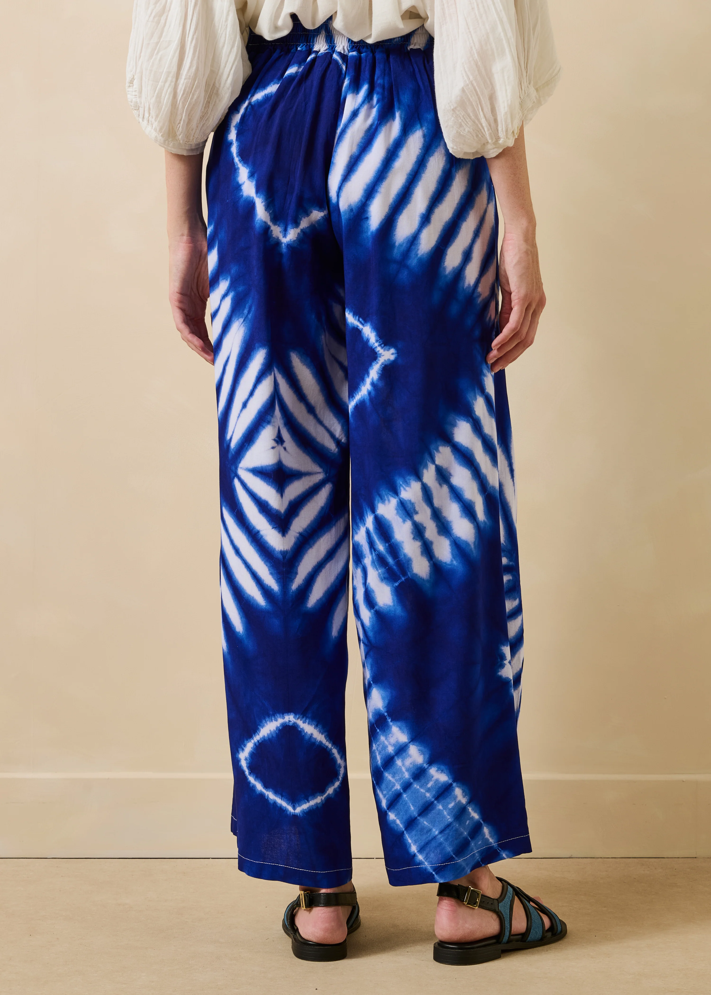 Pantalon large bleu à imprimé ceinturé - Image 3