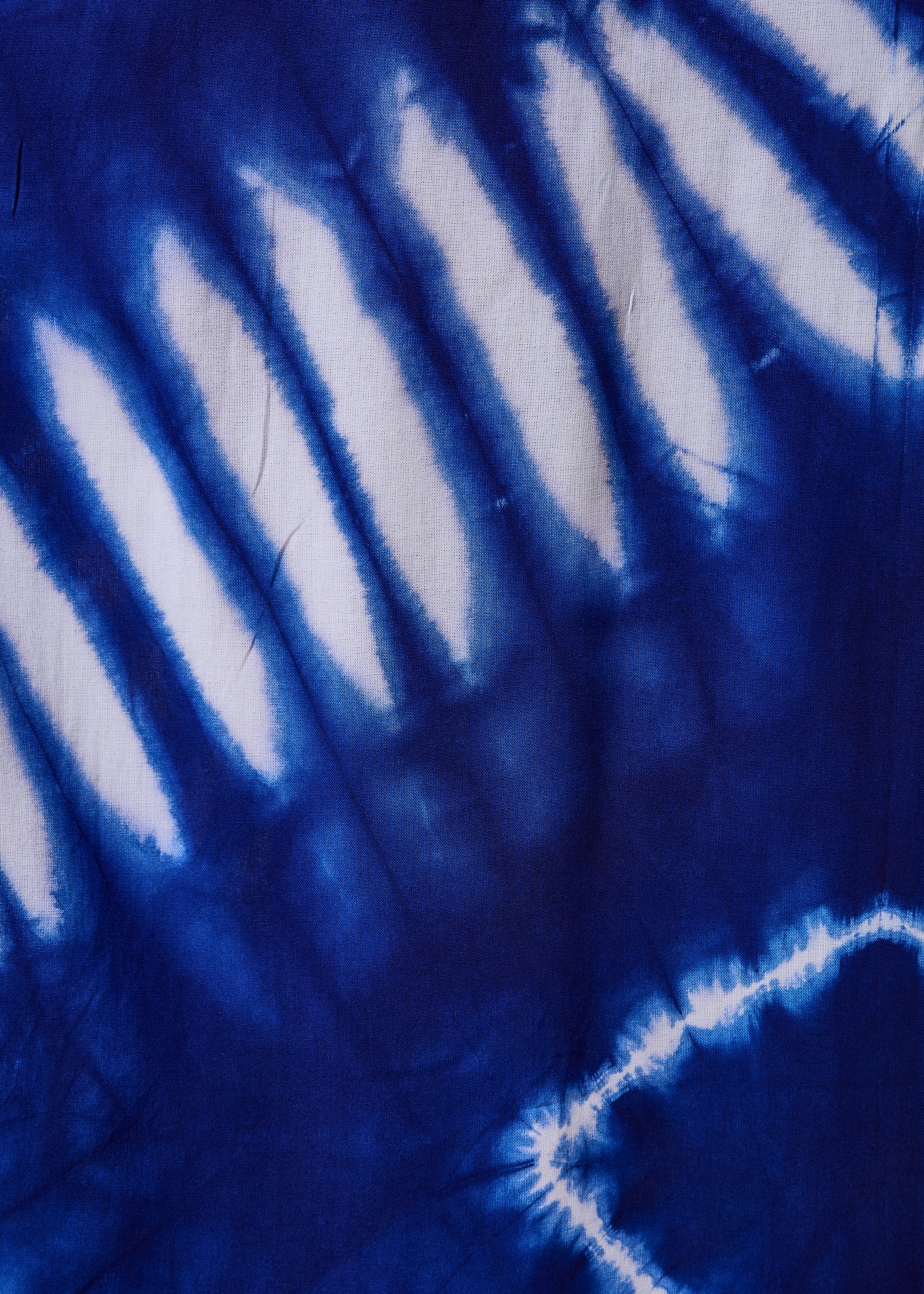 Pantalon large bleu à imprimé ceinturé - Image 4