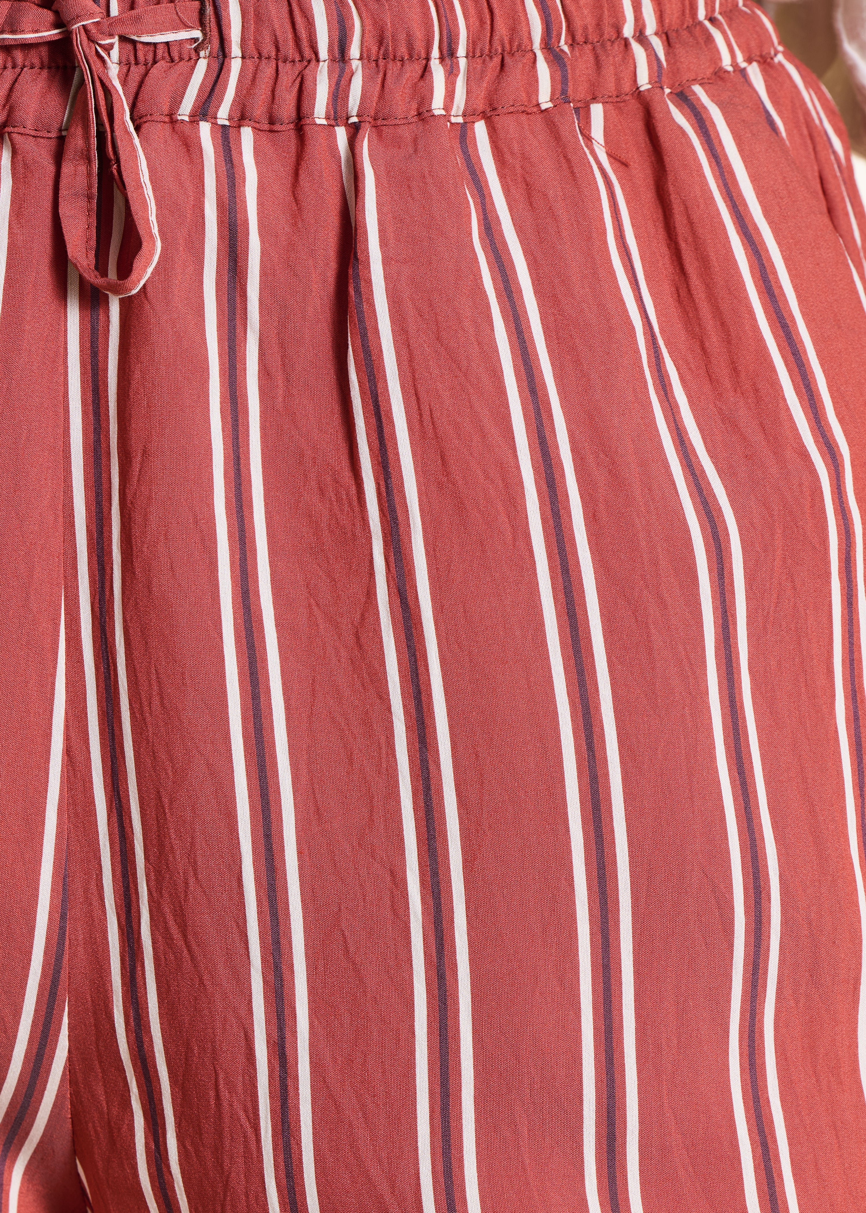 Pantalon large rouge rayé - Image 4
