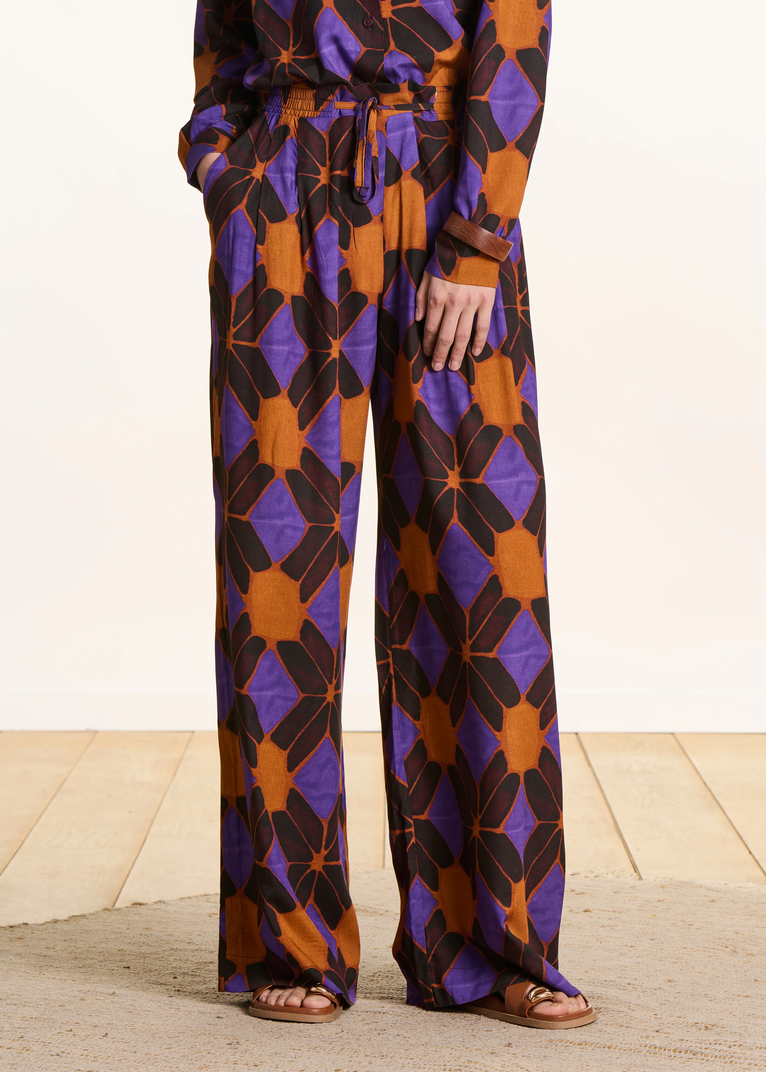 Pantalon large orange et violet à imprimé - Image 2