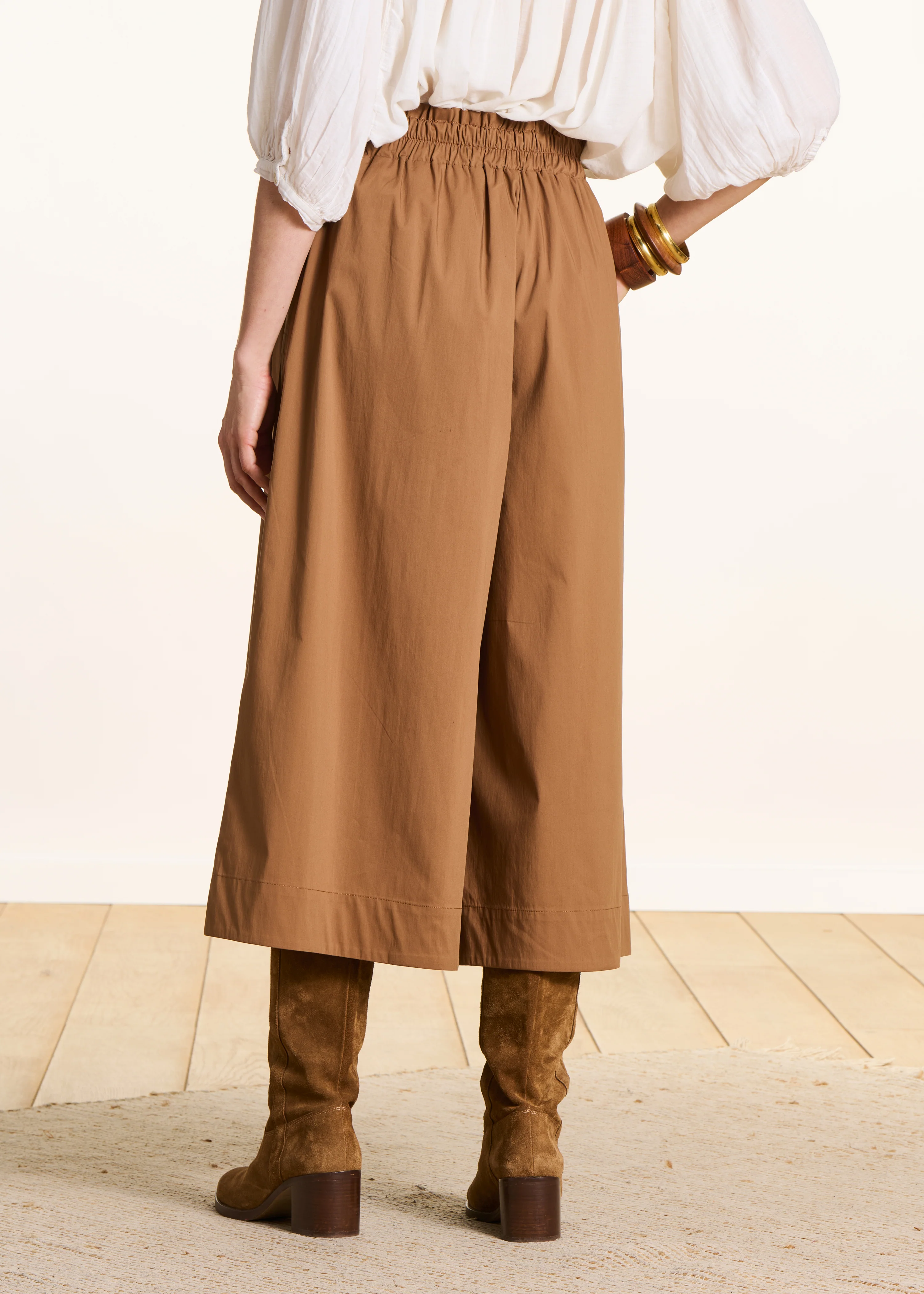 Pantalon camel large 7/8ème avec ceinture à nouer - Image 3