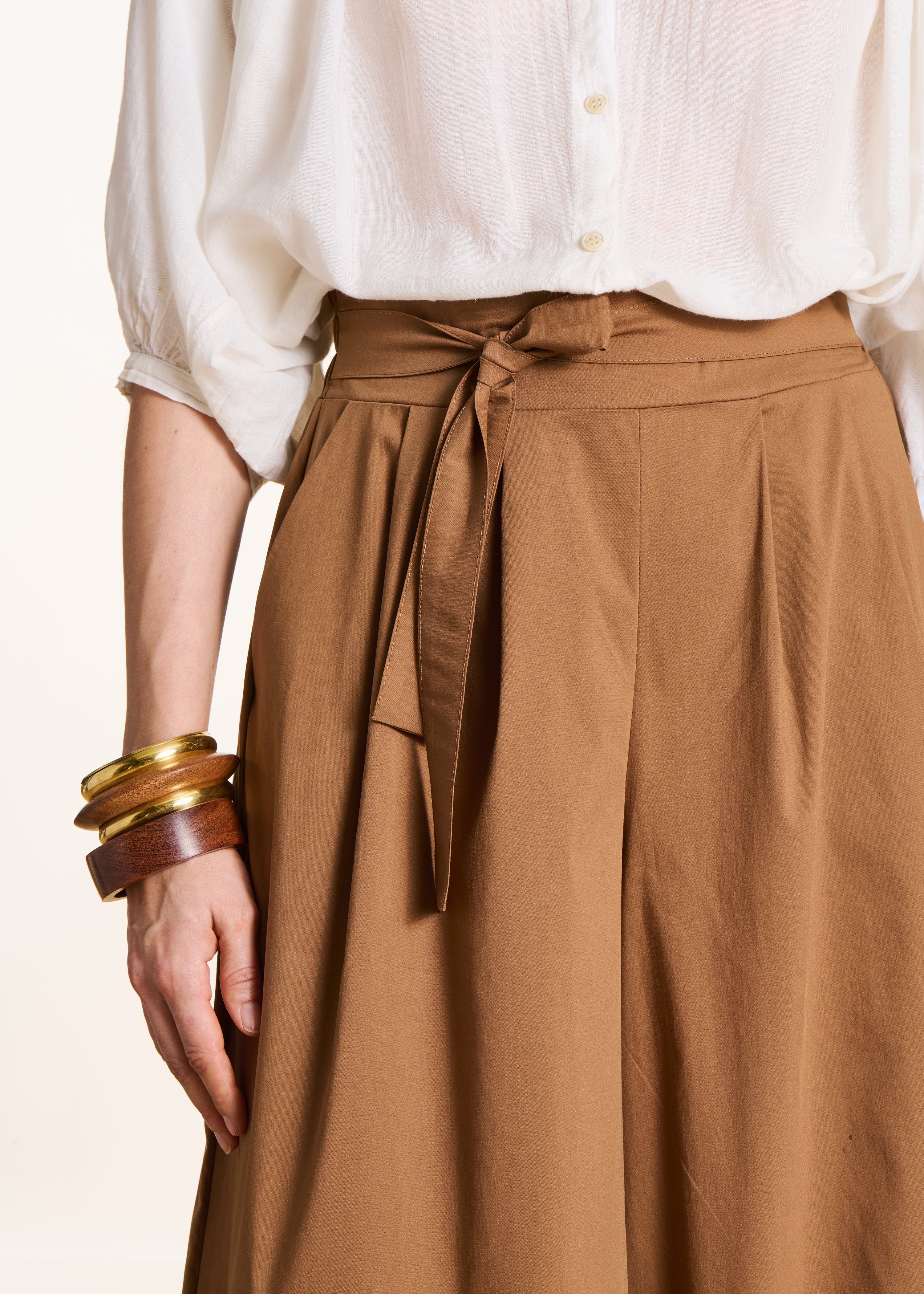 Pantalon camel large 7/8ème avec ceinture à nouer - Image 6