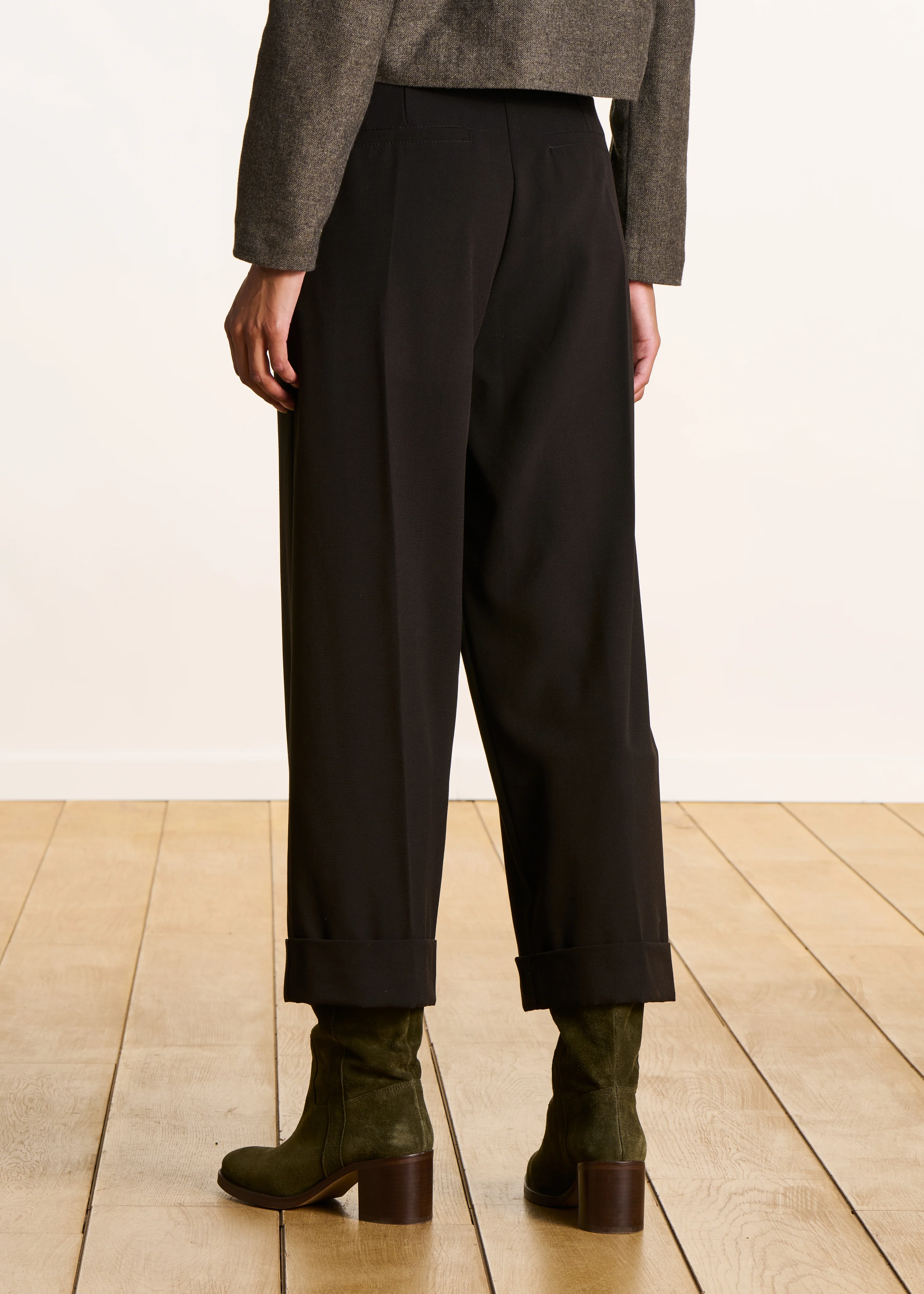 Pantalon noir 7/8ème droit et large - Image 3