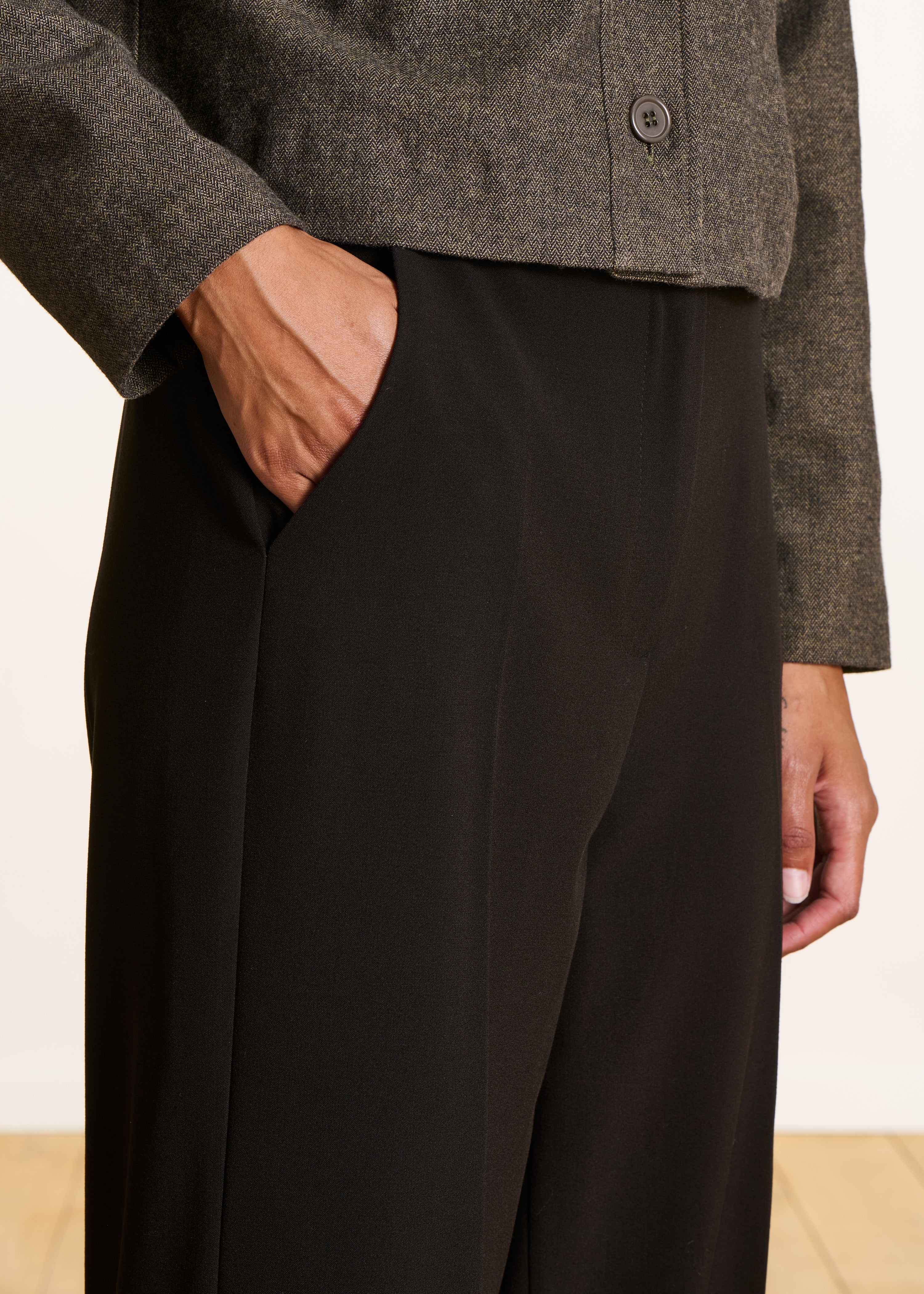 Pantalon noir 7/8ème droit et large - Image 5