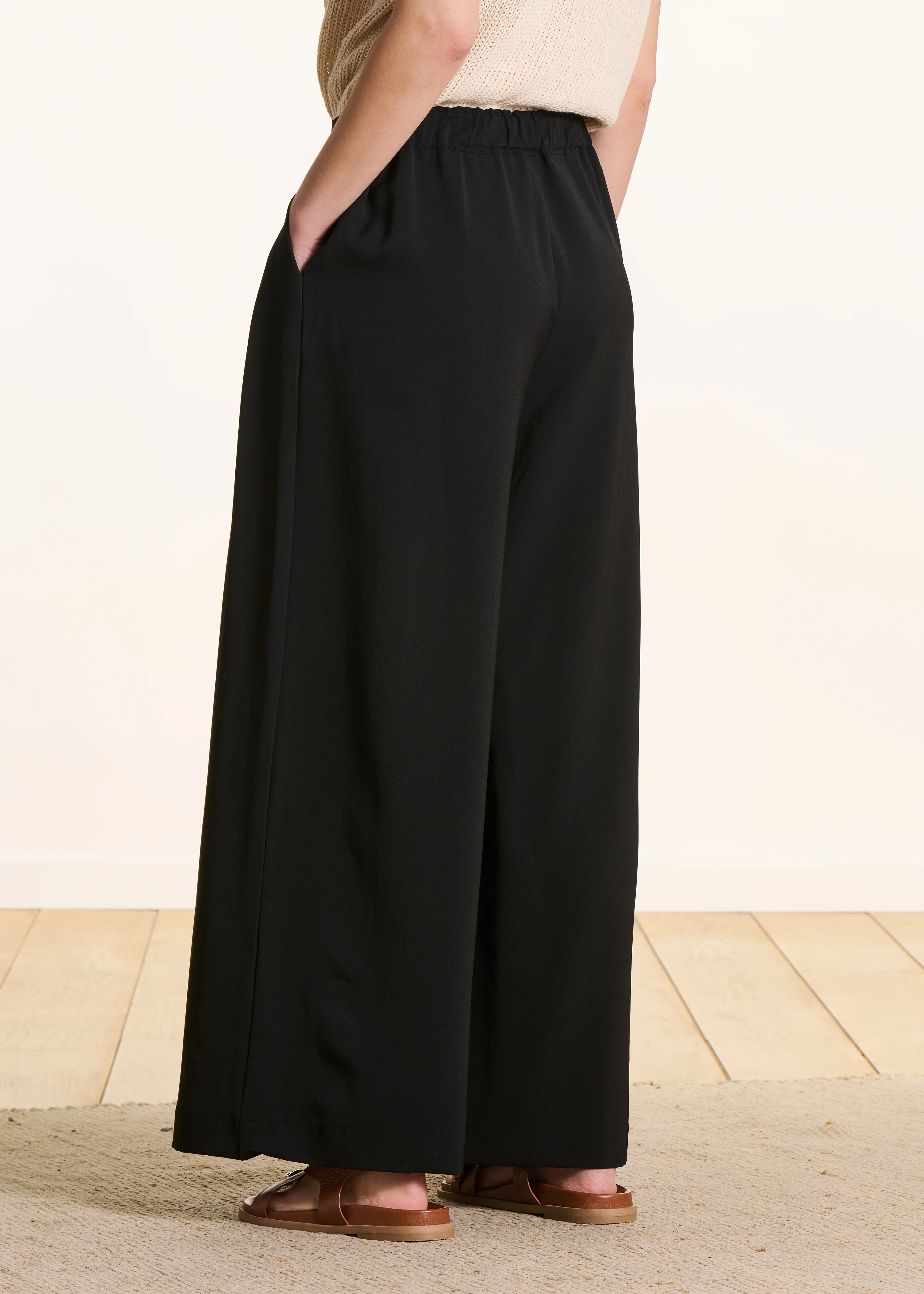 Pantalon noir large à plis taille élastique - Image 3