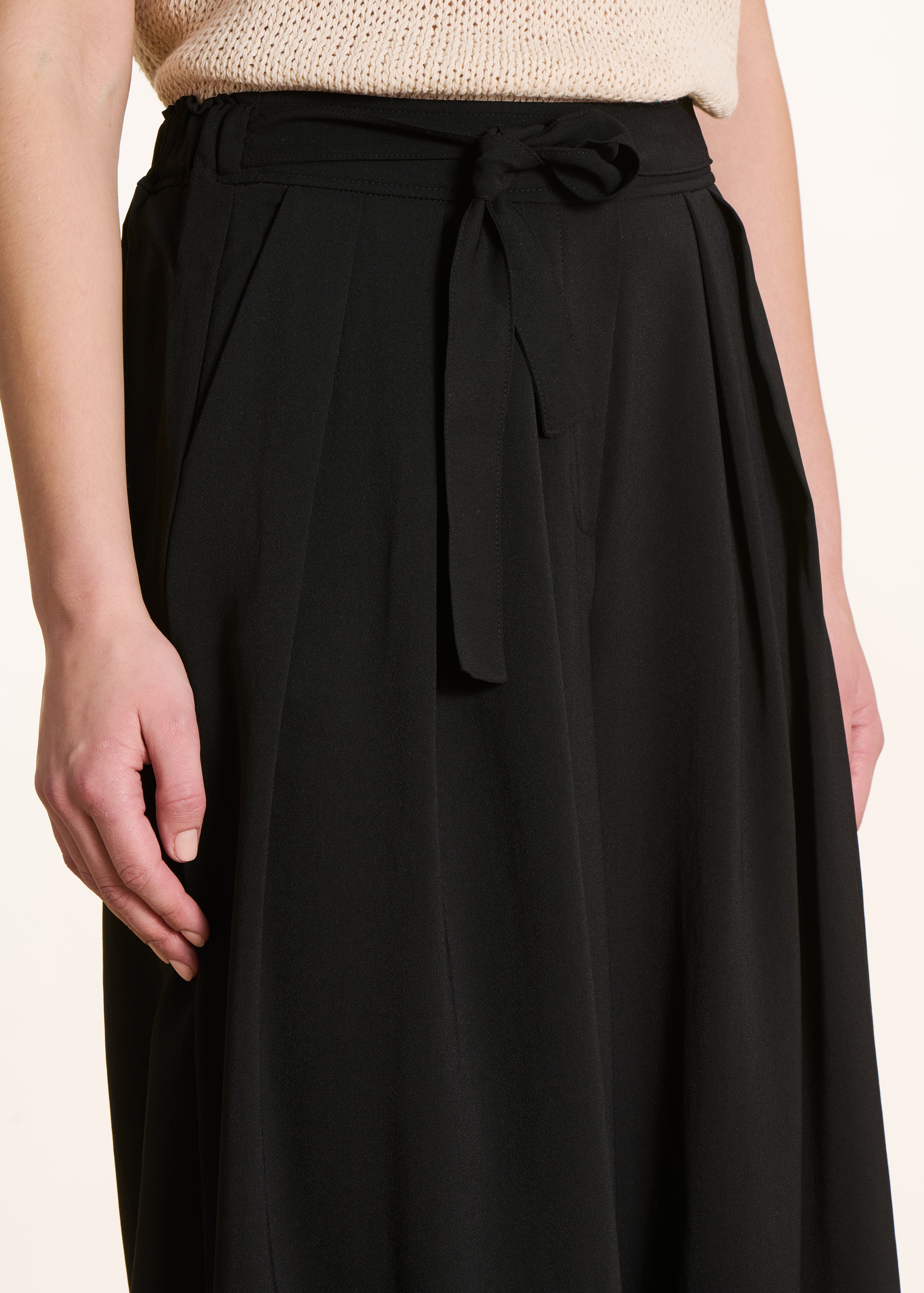 Pantalon noir large à plis taille élastique - Image 5