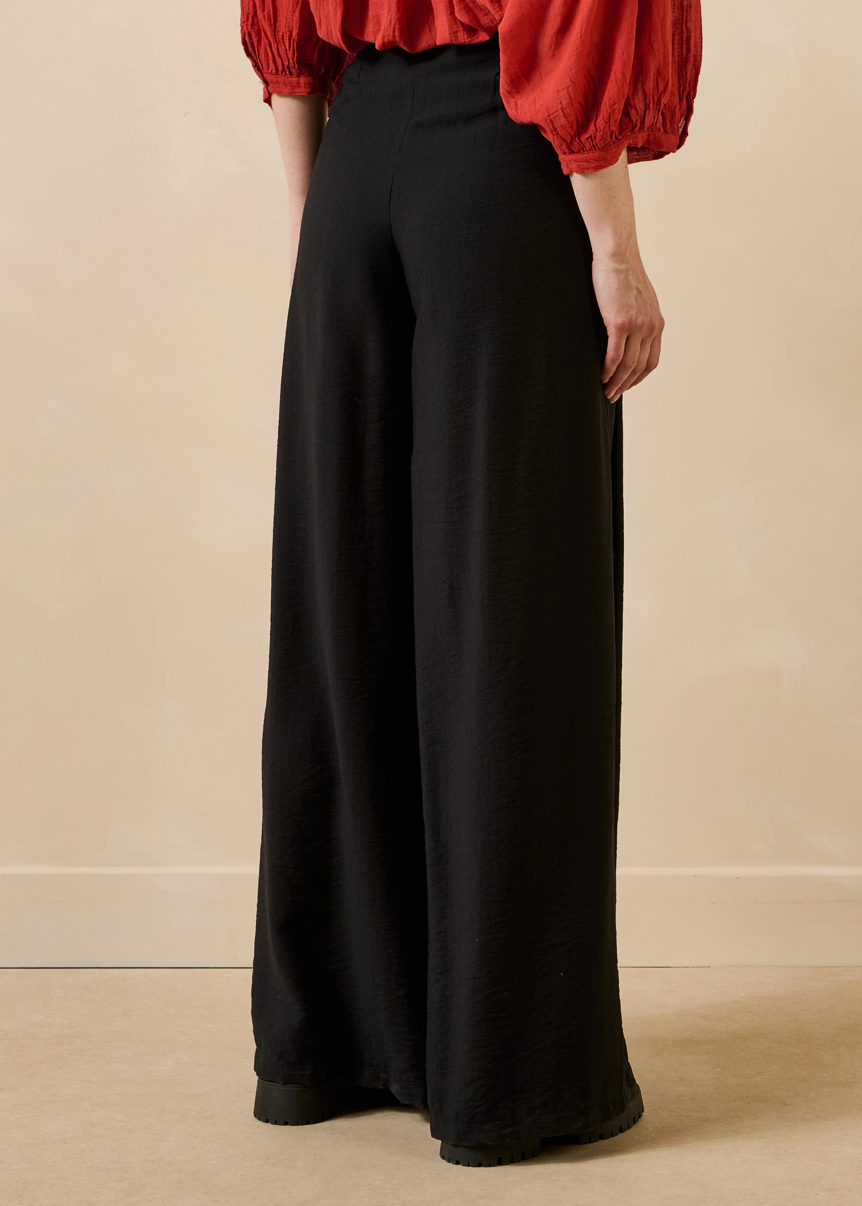 Pantalon noir long taille haute élastiquée - Image 4