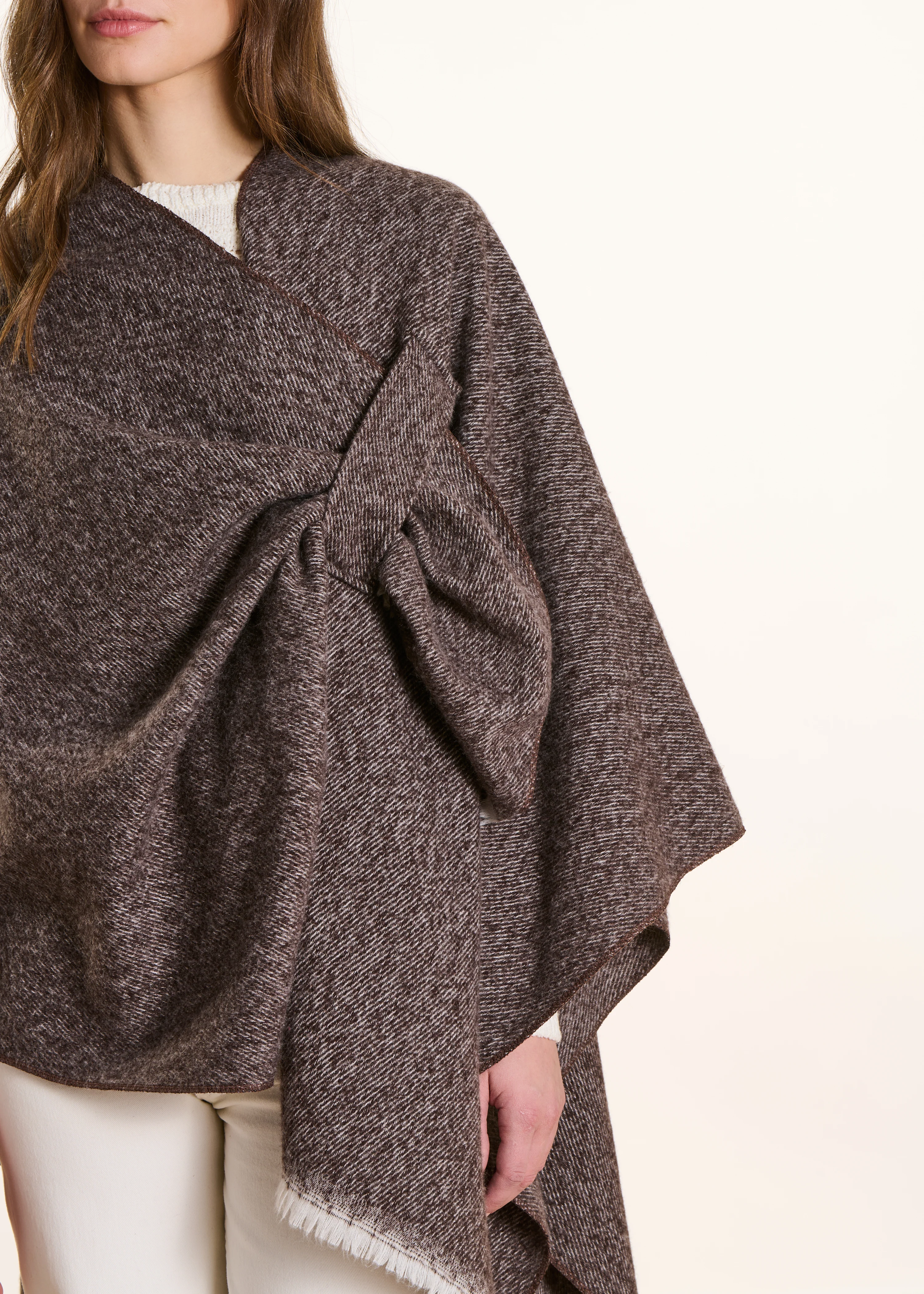 Poncho taupe à franges - Image 5