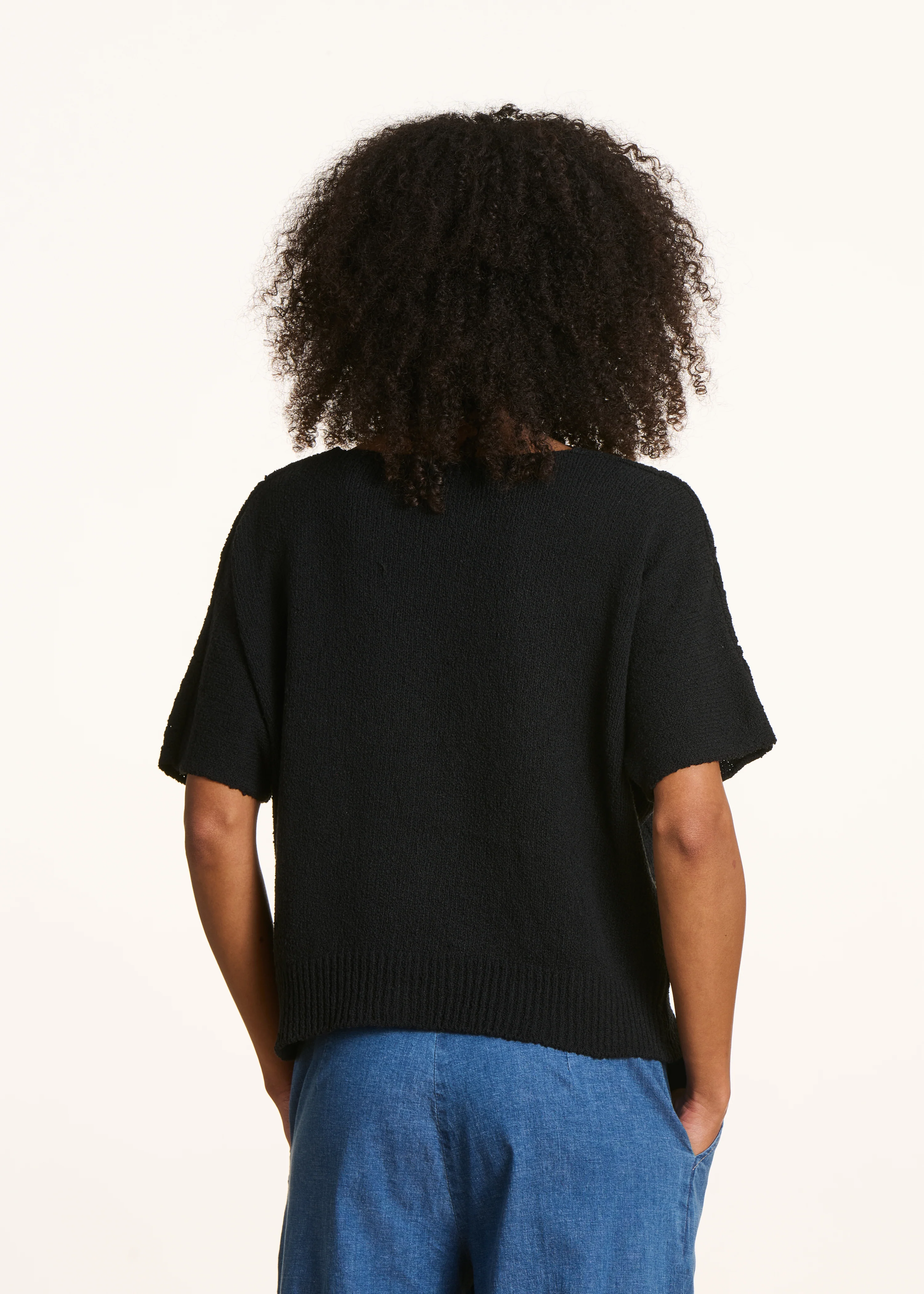 Pull ample noir en maille ajourée manches courtes - Image 3