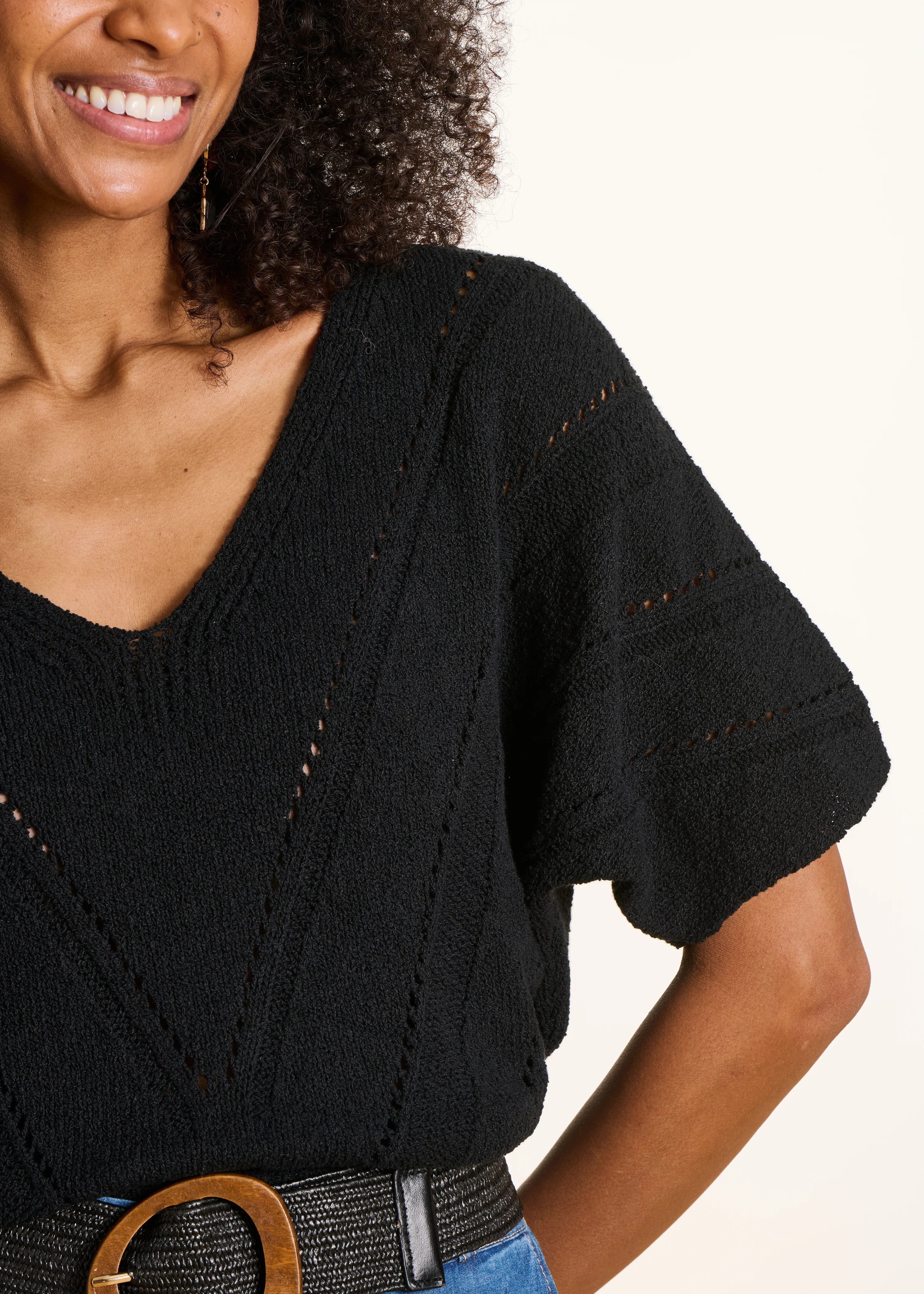 Pull ample noir en maille ajourée manches courtes - Image 5