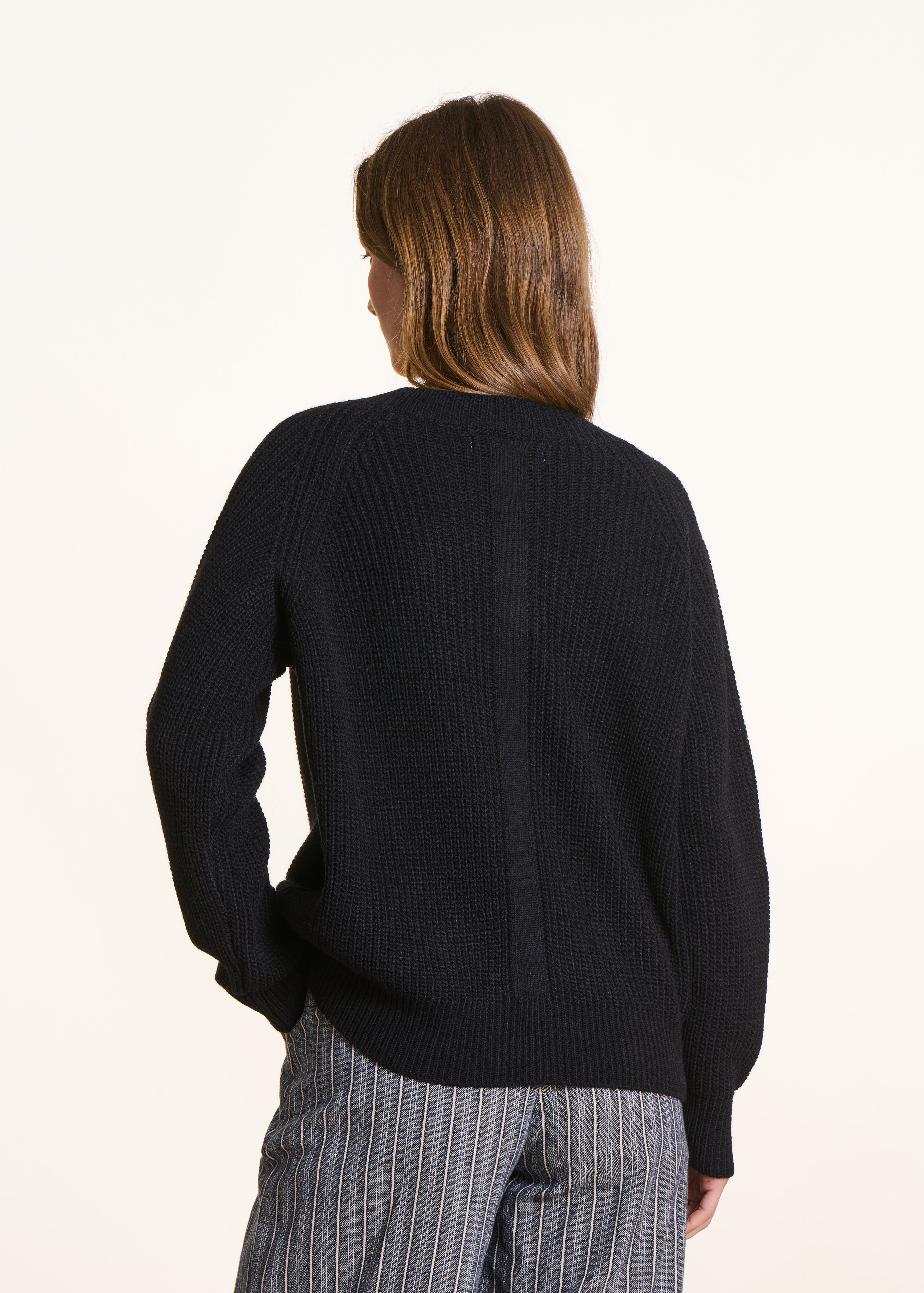 Pull bleu marine encolure V en maille côtes perlées - Image 3
