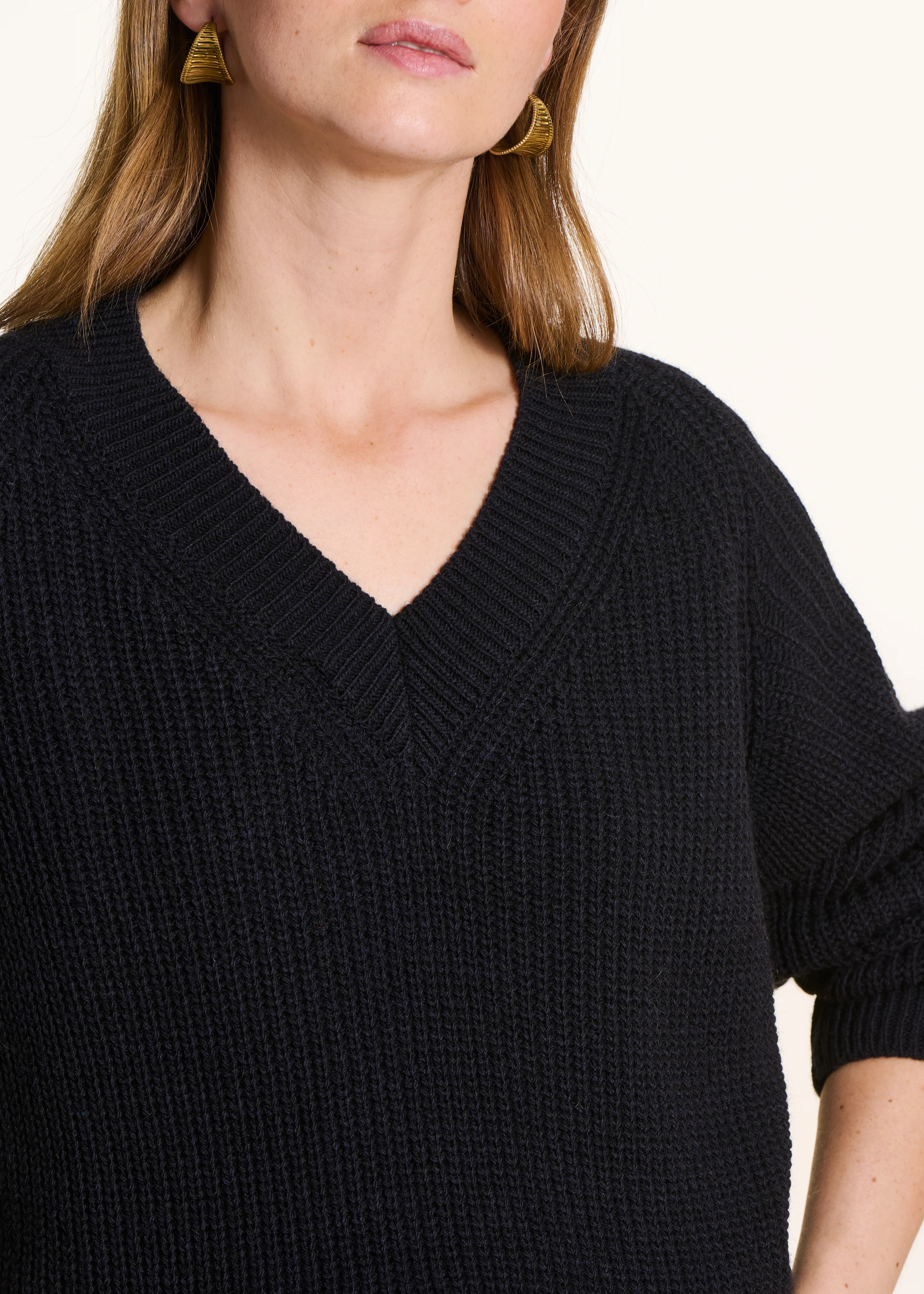 Pull bleu marine encolure V en maille côtes perlées - Image 5