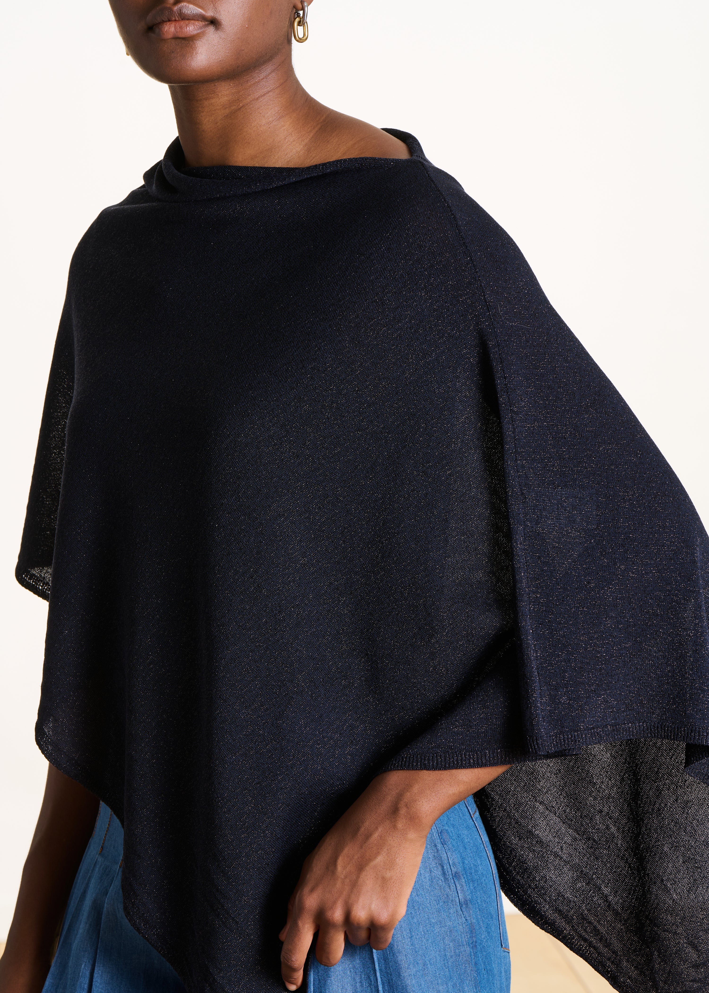 Pull cape en maille fine irisée bleu marine - Image 5