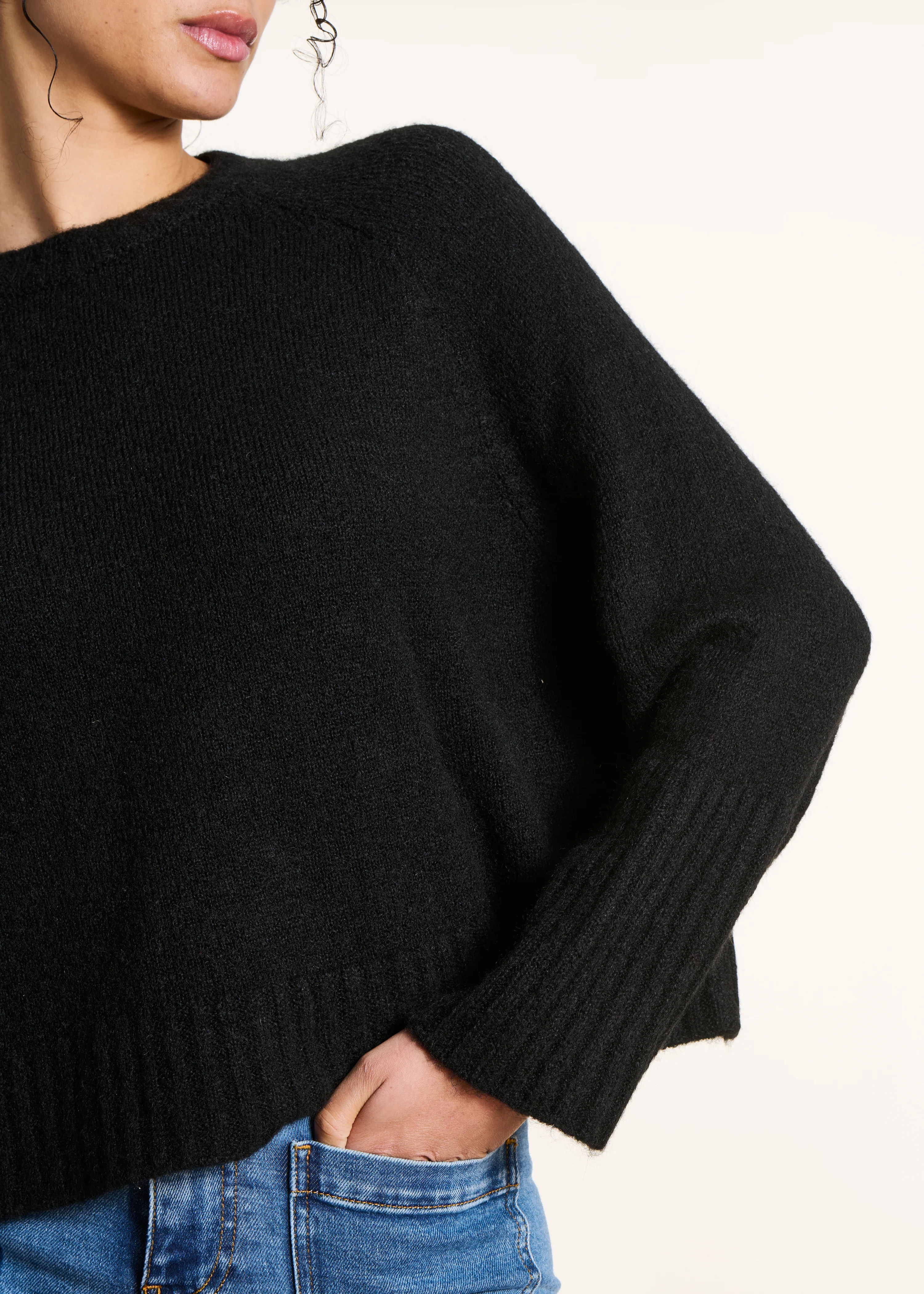 Pull cape noir en maille douce - Image 5