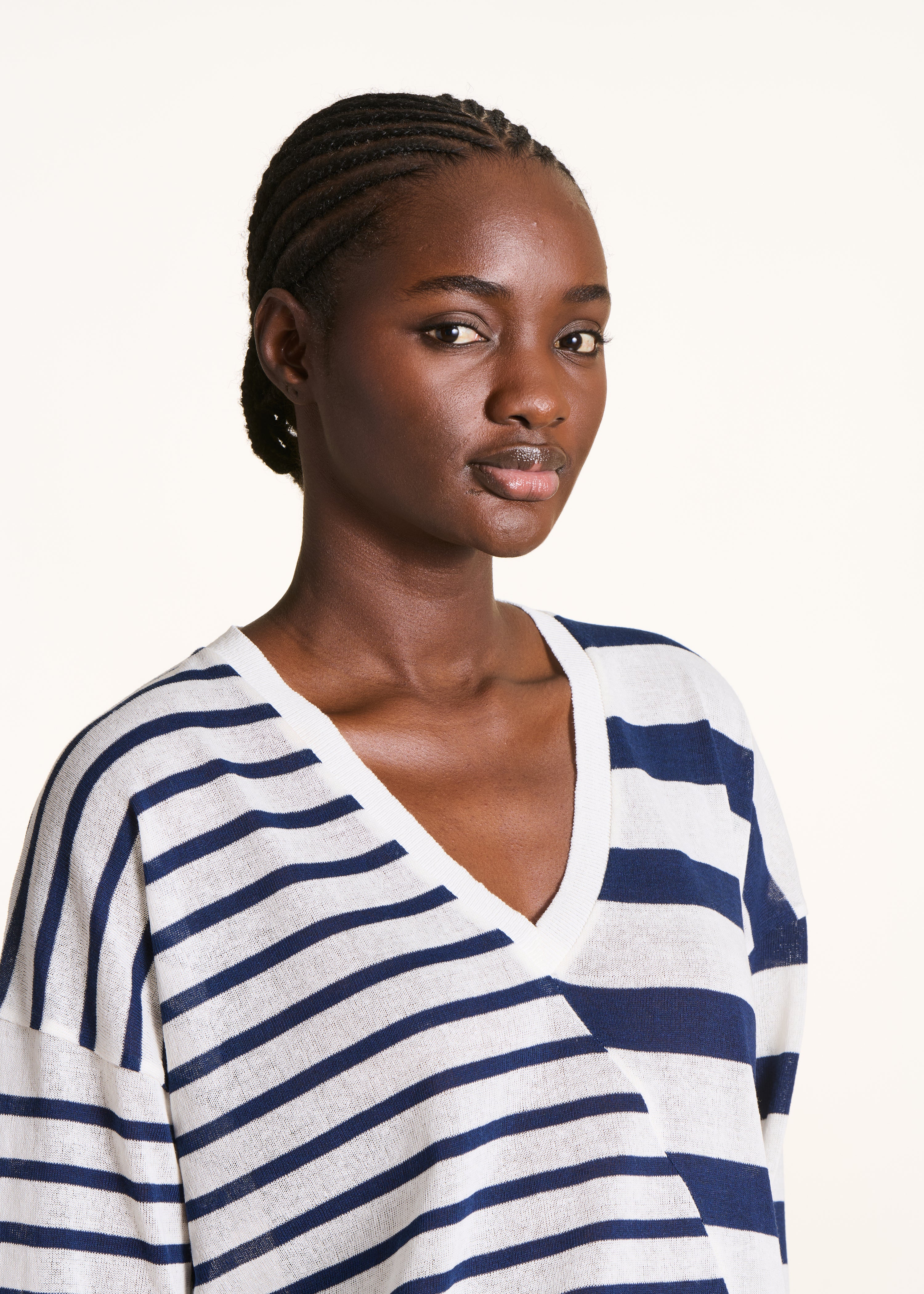 Pull ample écru à rayures bleues en maille fine col V - Image 5