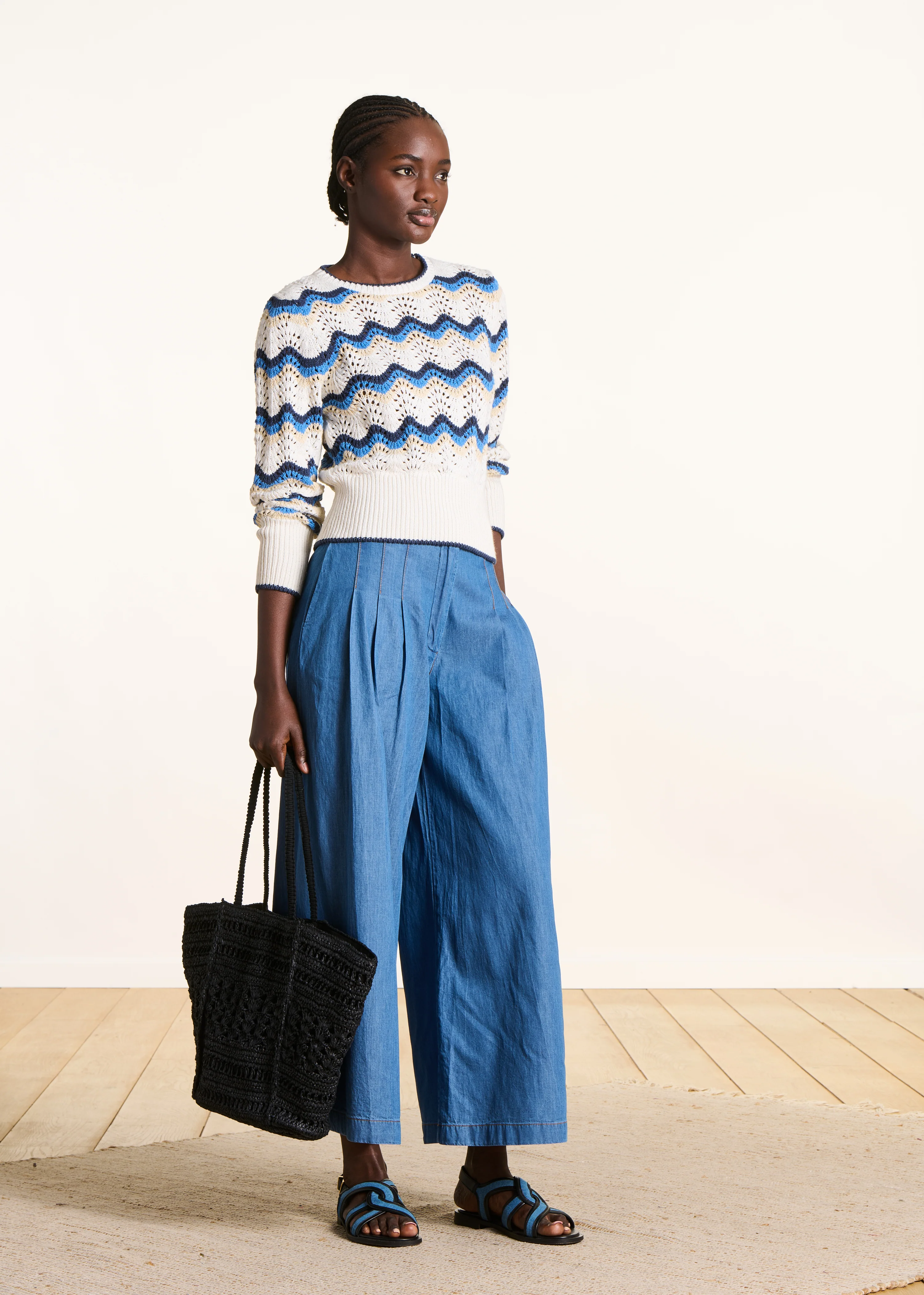 Pull court en maille crochet blanc et bleu - Image 3