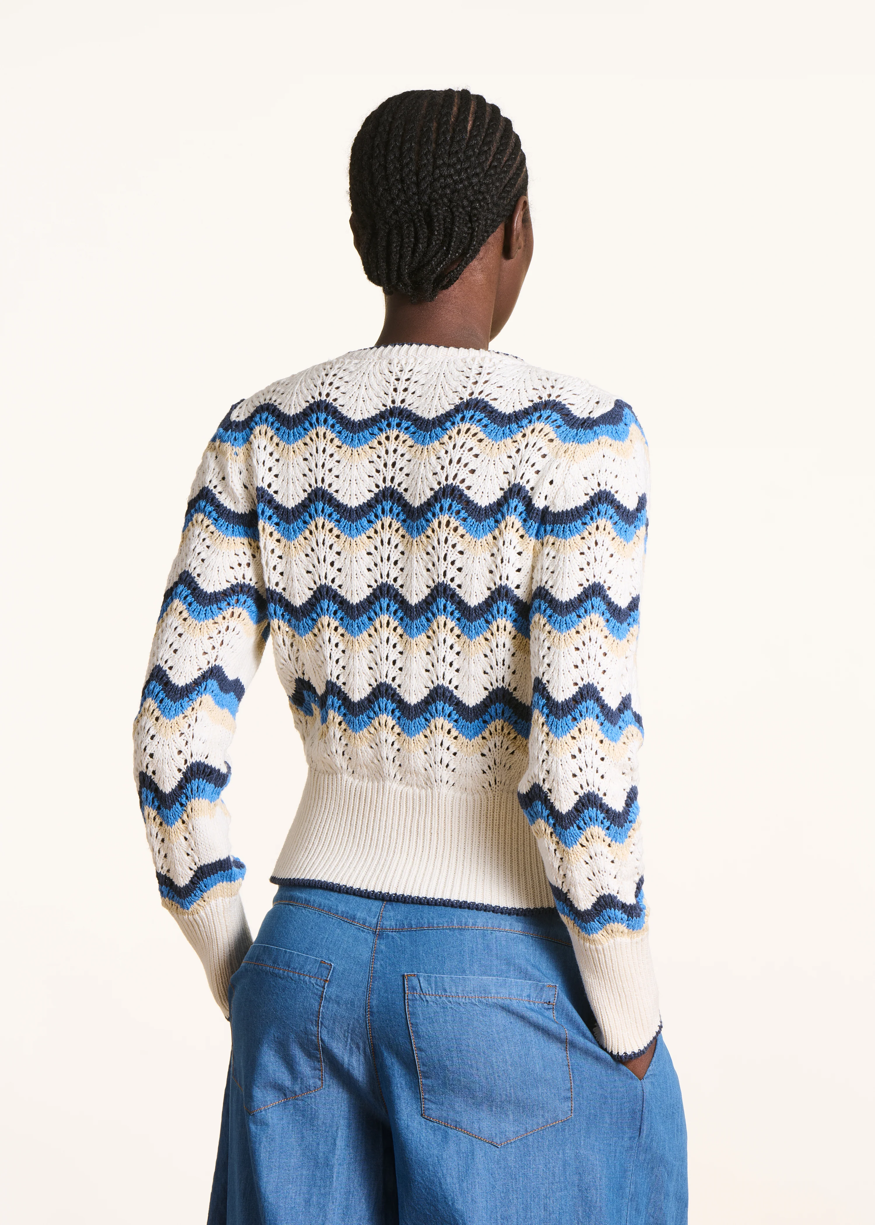 Pull court en maille crochet blanc et bleu - Image 4