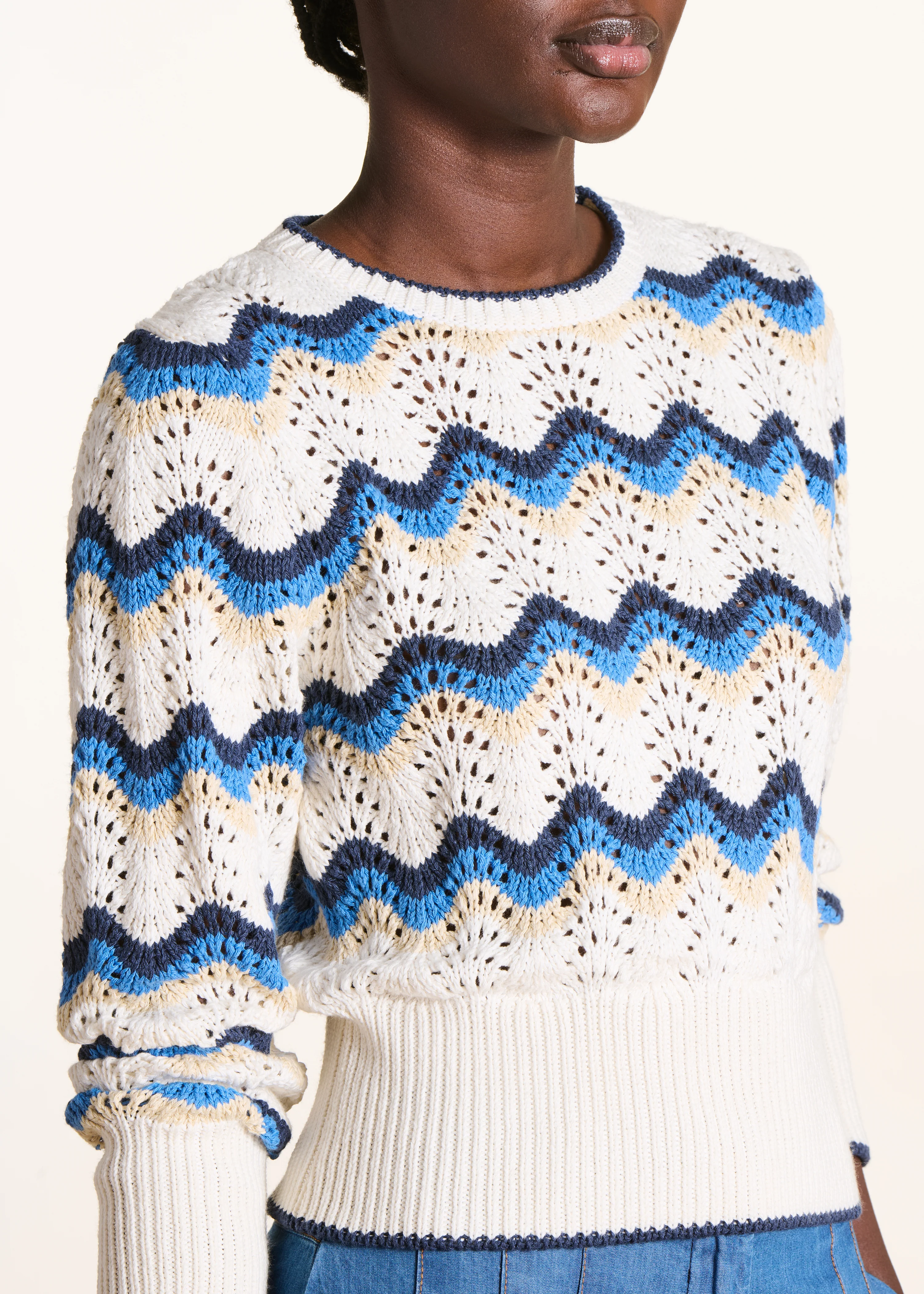 Pull court en maille crochet blanc et bleu - Image 6
